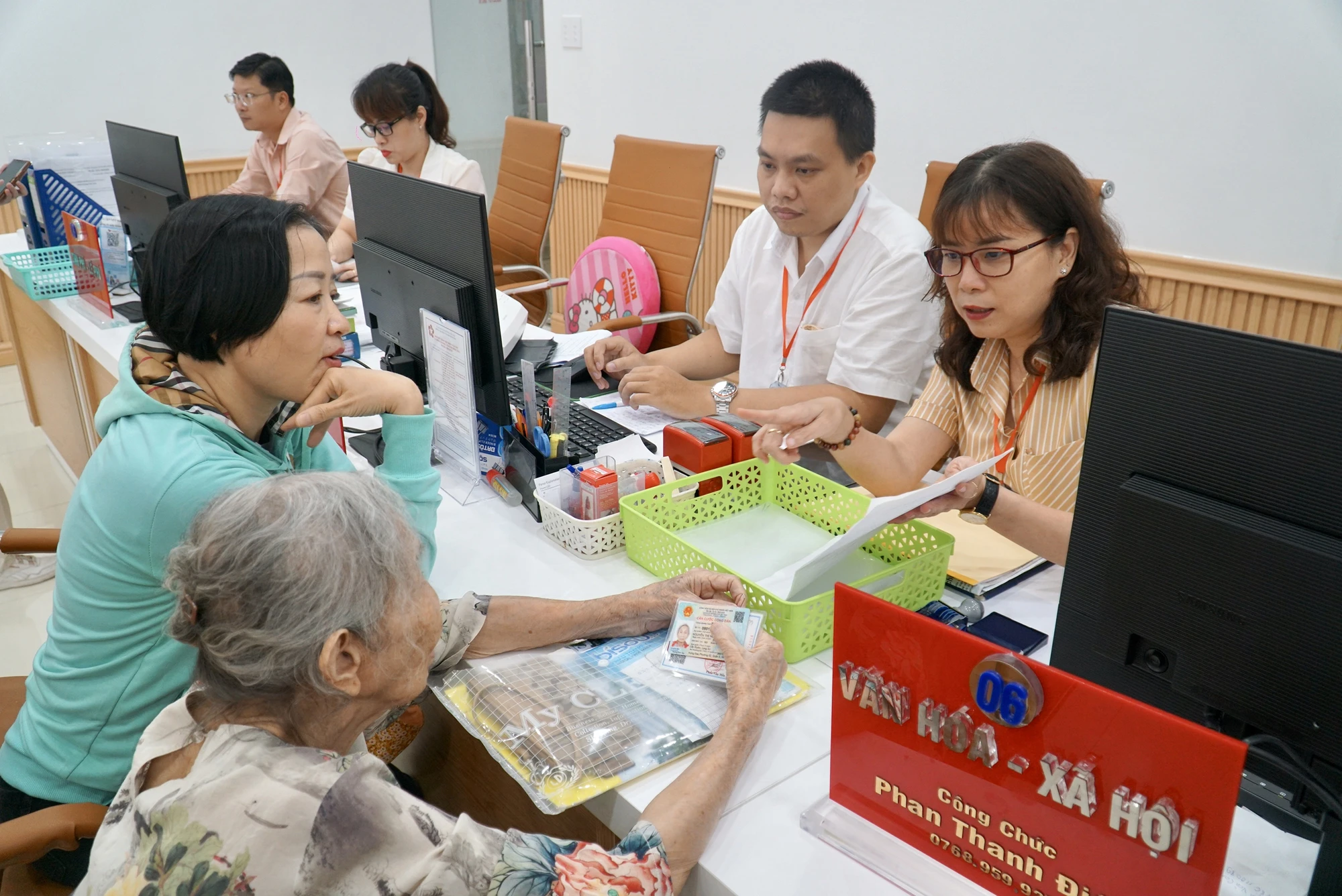 khi-hanh-chinh-phuc-vu-den-tu-menh-lenh-trai-tim-bao-phuong-1.JPG