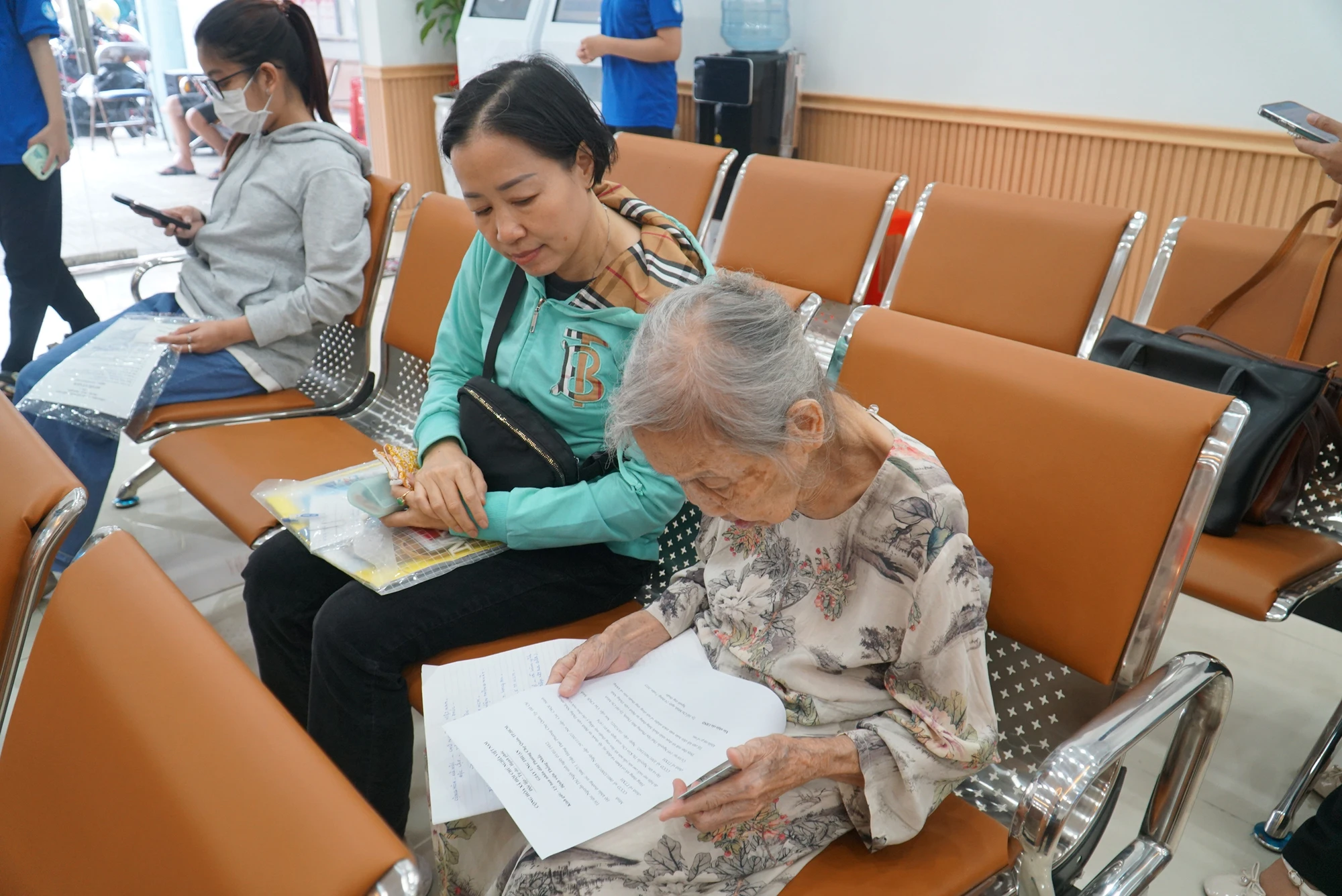 khi-hanh-chinh-phuc-vu-den-tu-menh-lenh-trai-tim-bao-phuong-2.JPG