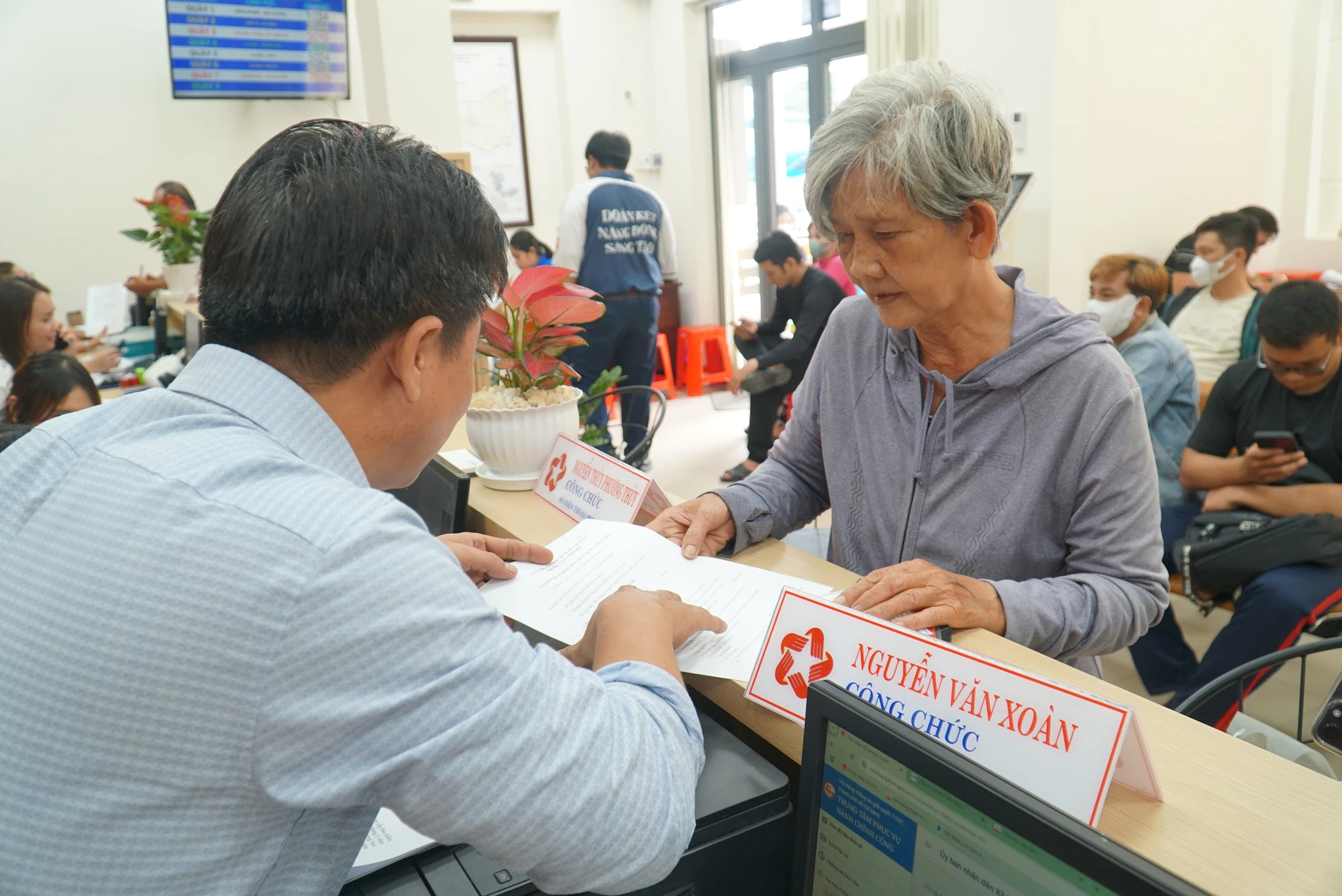 tp.hcm-khi-hanh-chinh-phuc-vu-den-tu-menh-lenh-trai-tim-tan-vinh-loc-le-thoa-3.JPG