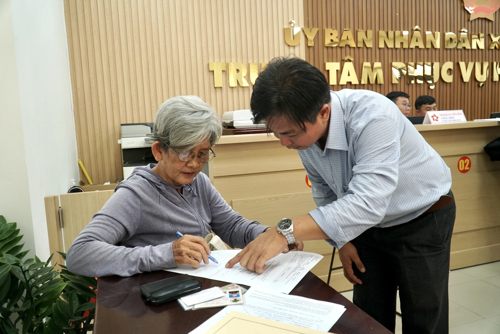 tp.hcm-khi-hanh-chinh-phuc-vu-den-tu-menh-lenh-trai-tim-tan-vinh-loc-le-thoa.JPG