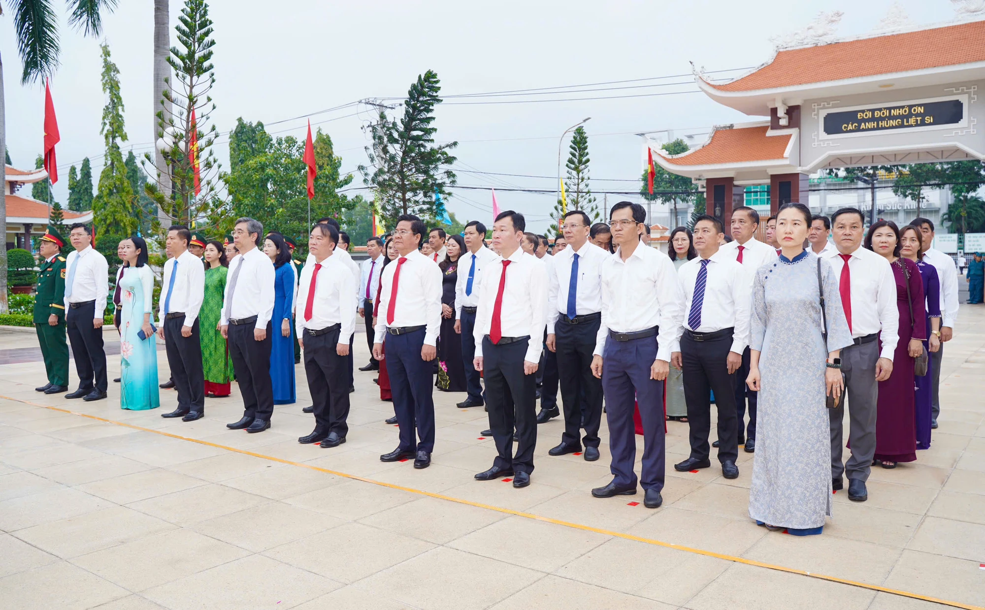 Đoàn đại biểu TP.HCM dâng hoa, tưởng niệm các anh hùng liệt sĩ tại Bình Dương, Bà Rịa - Vũng Tàu (cũ)