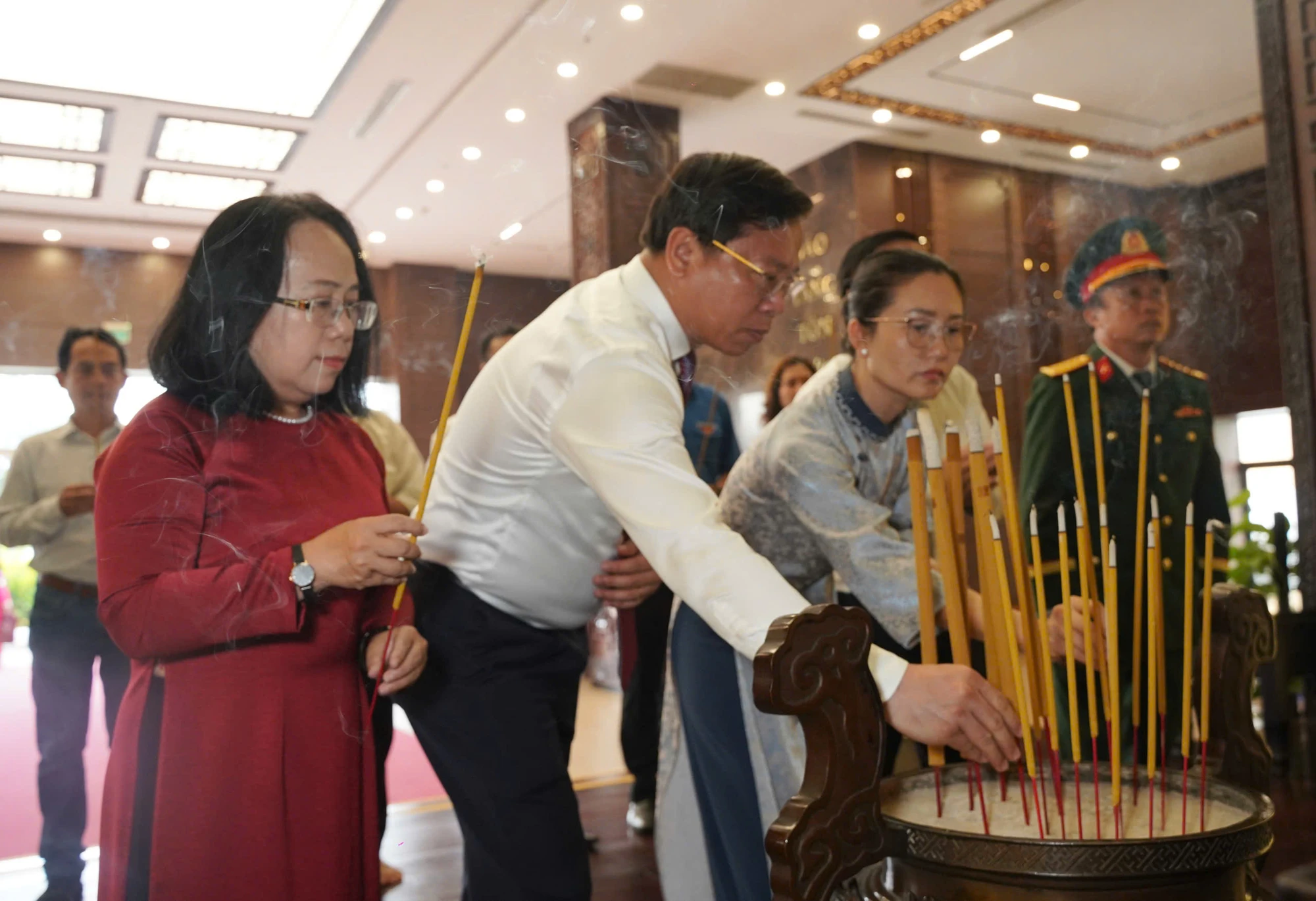 ong-nguyen-phuoc-loc-dang-huong-tai-bao-tang-ton-duc-thang-1.jpg