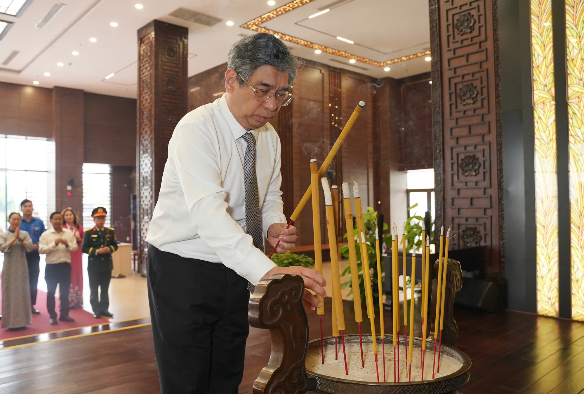 ong-nguyen-phuoc-loc-dang-huong-tai-bao-tang-ton-duc-thang-2.jpg