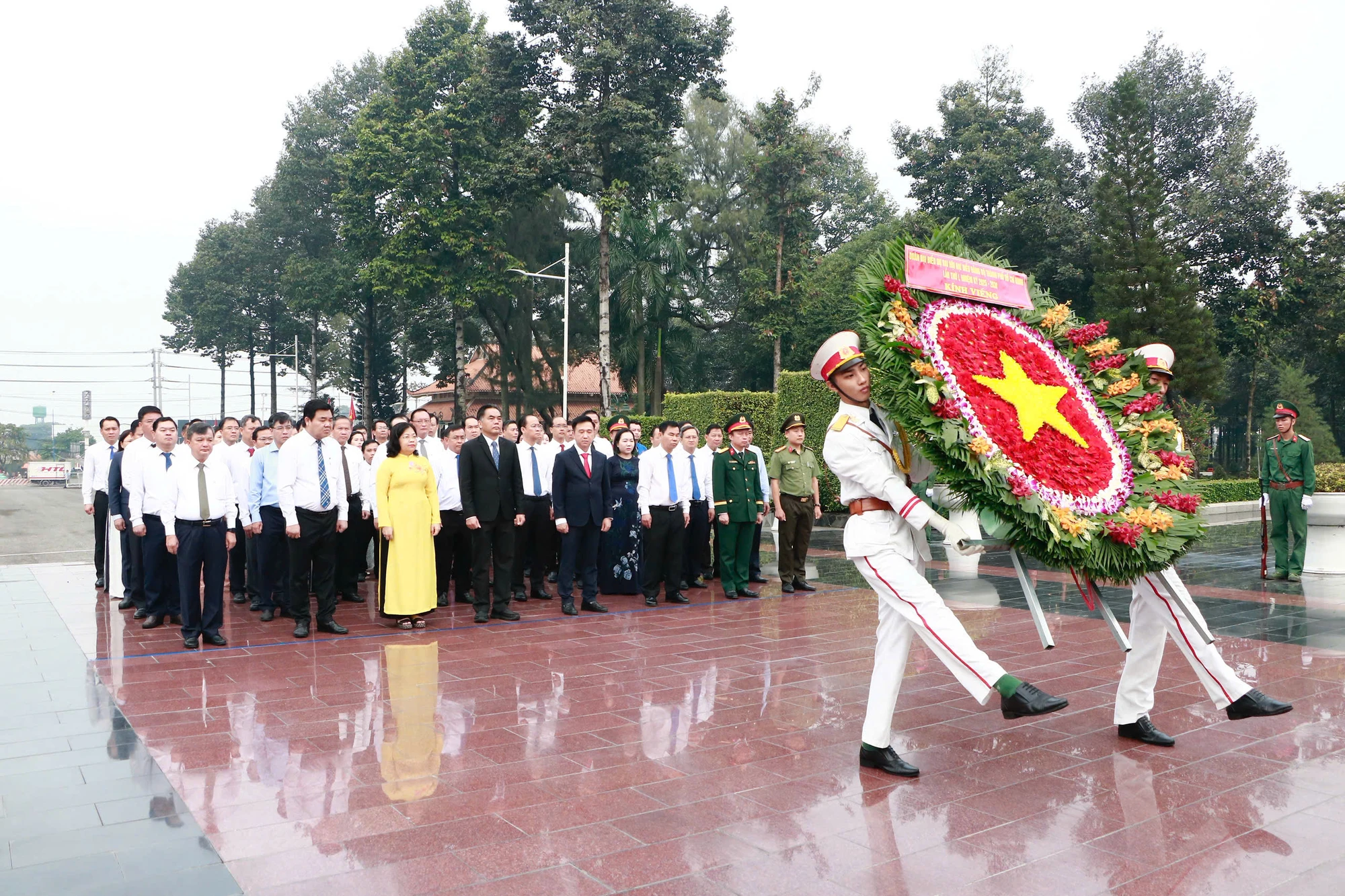 vieng-nghia-trang-banh-duong-le-anh-lanh-dao-thanh-uy-TPHCM-1.jpg