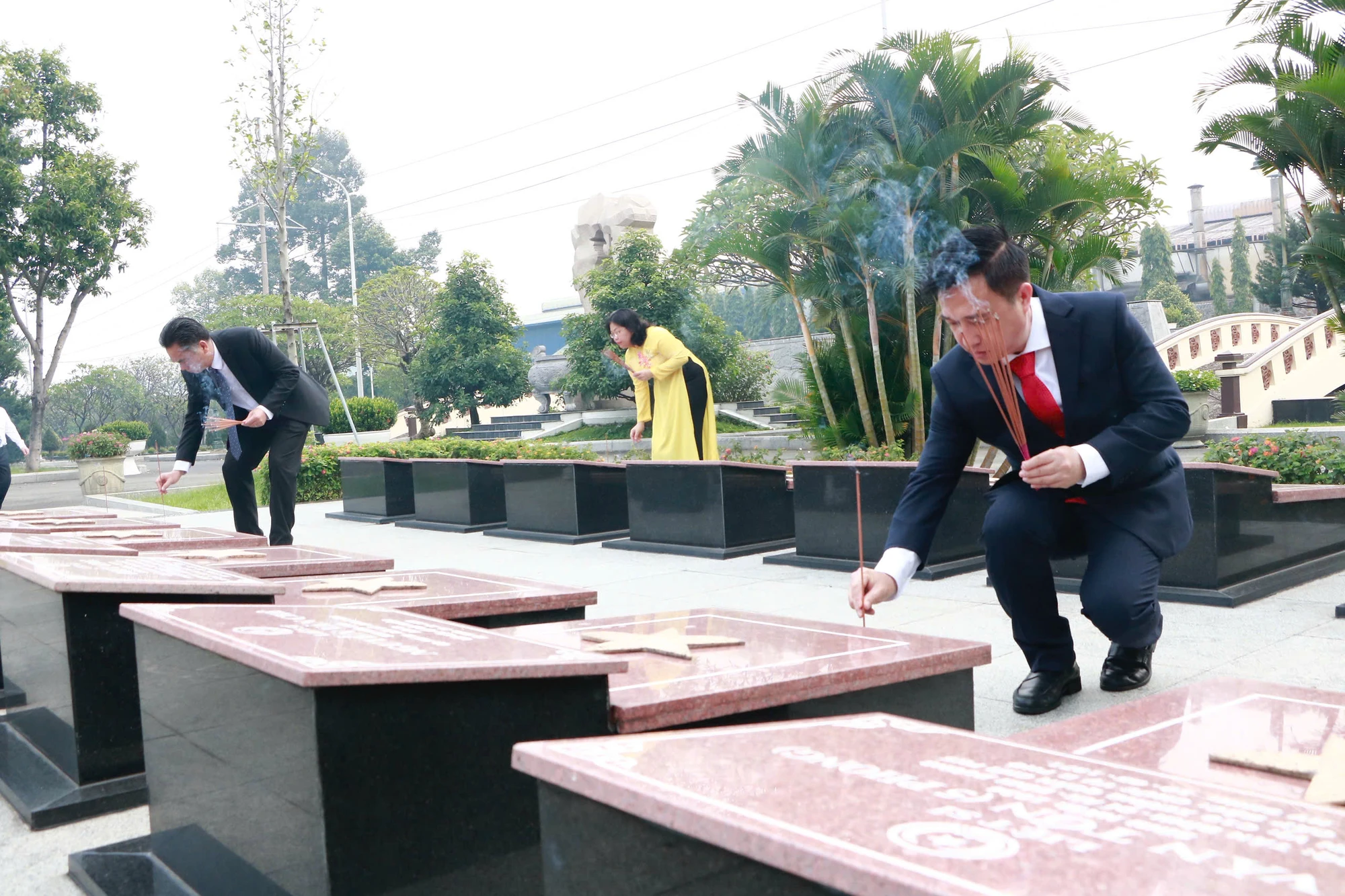 vieng-nghia-trang-banh-duong-le-anh-lanh-dao-thanh-uy-TPHCM-3.jpg
