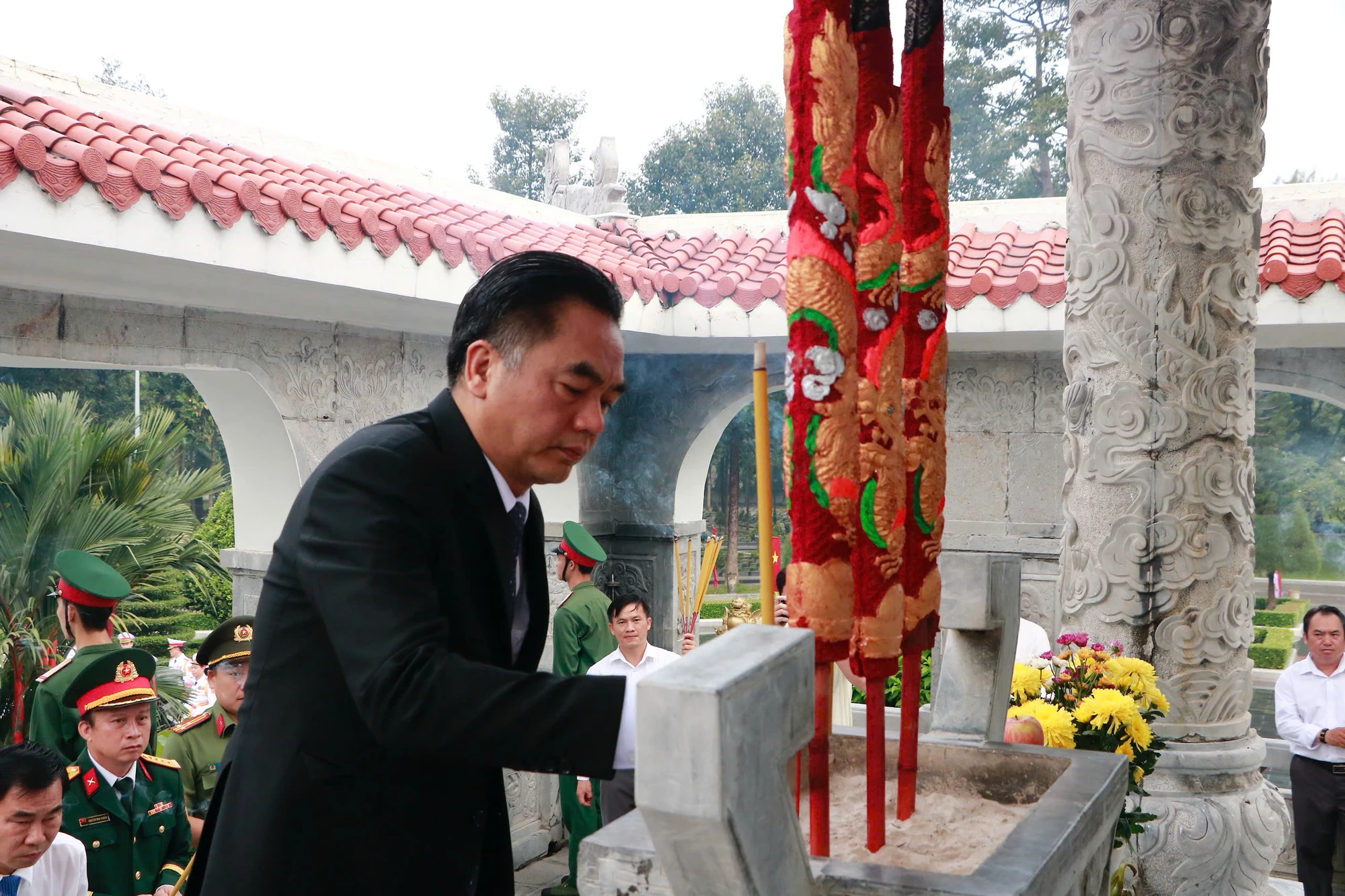 vieng-nghia-trang-banh-duong-le-anh-lanh-dao-thanh-uy-TPHCM-4.jpg
