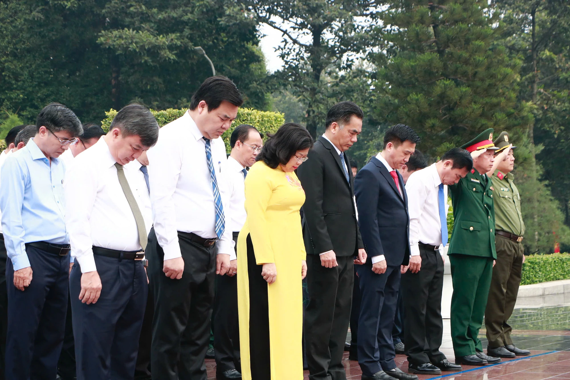 vieng-nghia-trang-banh-duong-le-anh-lanh-dao-thanh-uy-TPHCM-6.jpg