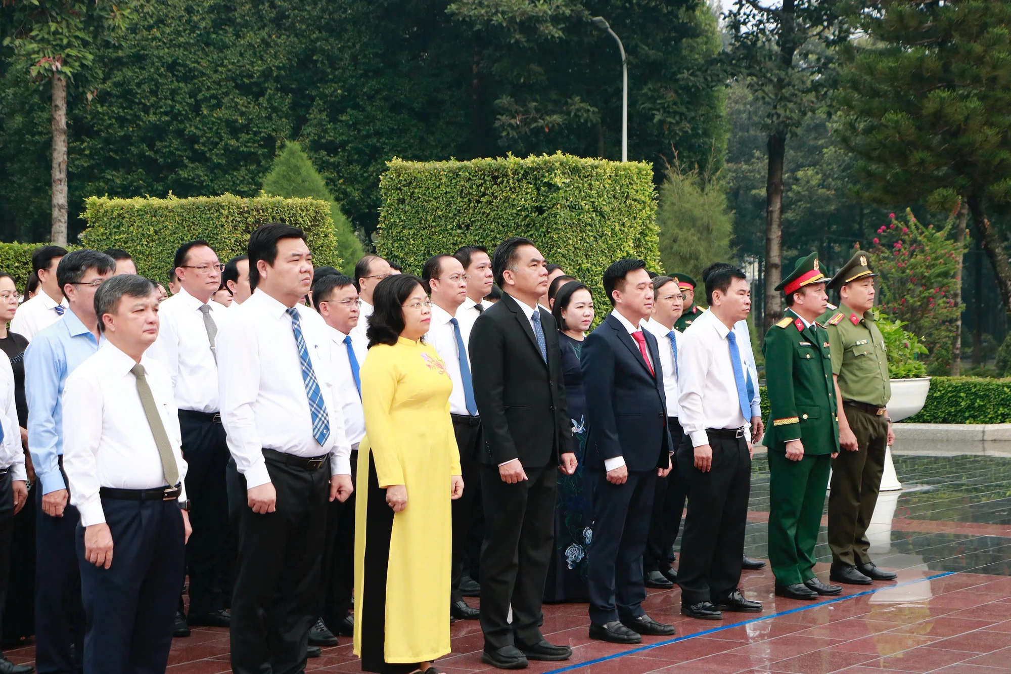 vieng-nghia-trang-banh-duong-le-anh-lanh-dao-thanh-uy-TPHCM-7.jpg