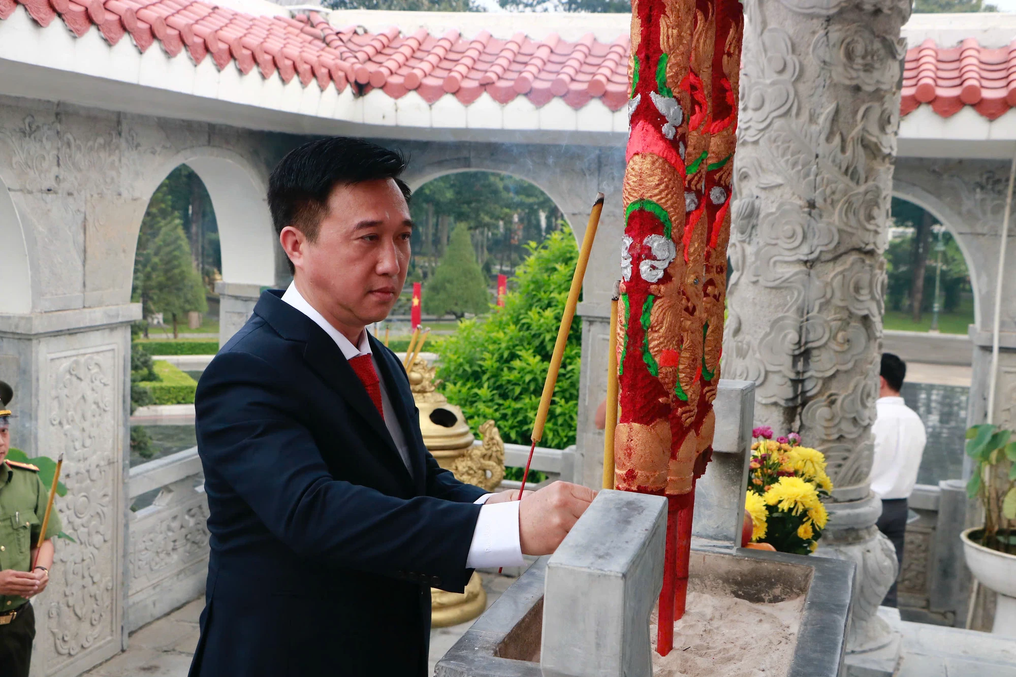 vieng-nghia-trang-banh-duong-le-anh-lanh-dao-thanh-uy-TPHCM-8.jpg