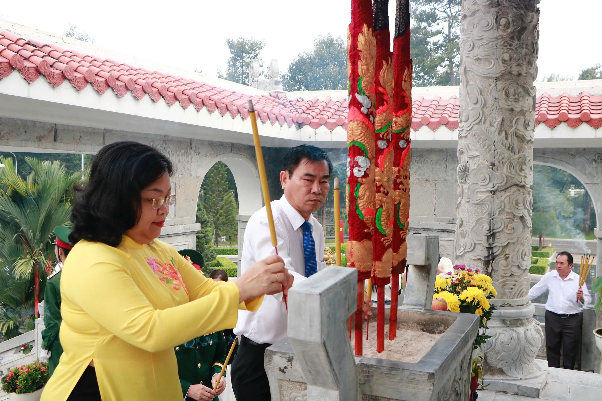 vieng-nghia-trang-banh-duong-le-anh-lanh-dao-thanh-uy-TPHCM-9.jpg
