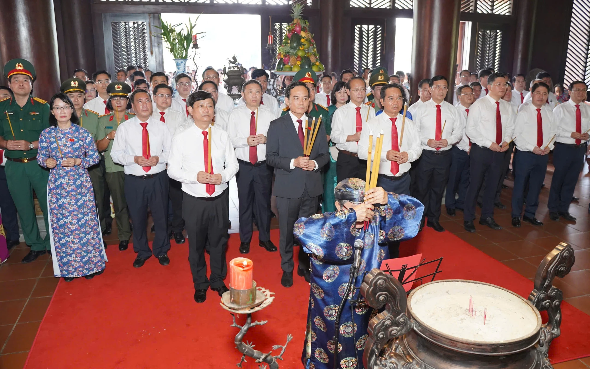 dang-huong-thanh-hau-tran-luu-quang.jpg