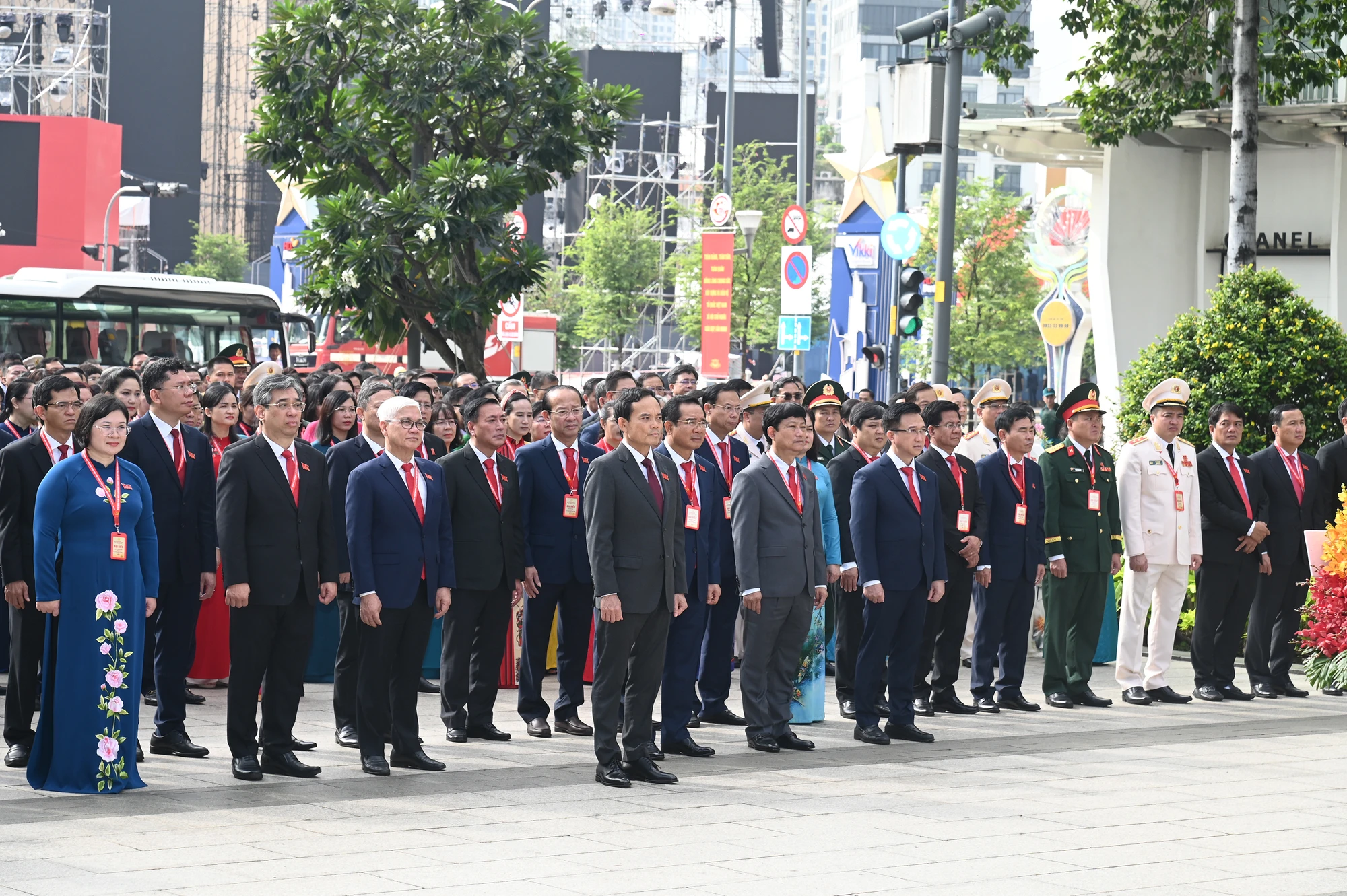 Dang-hoa-tuong-dai-chu-tich-ho-chi-minh-3.JPG