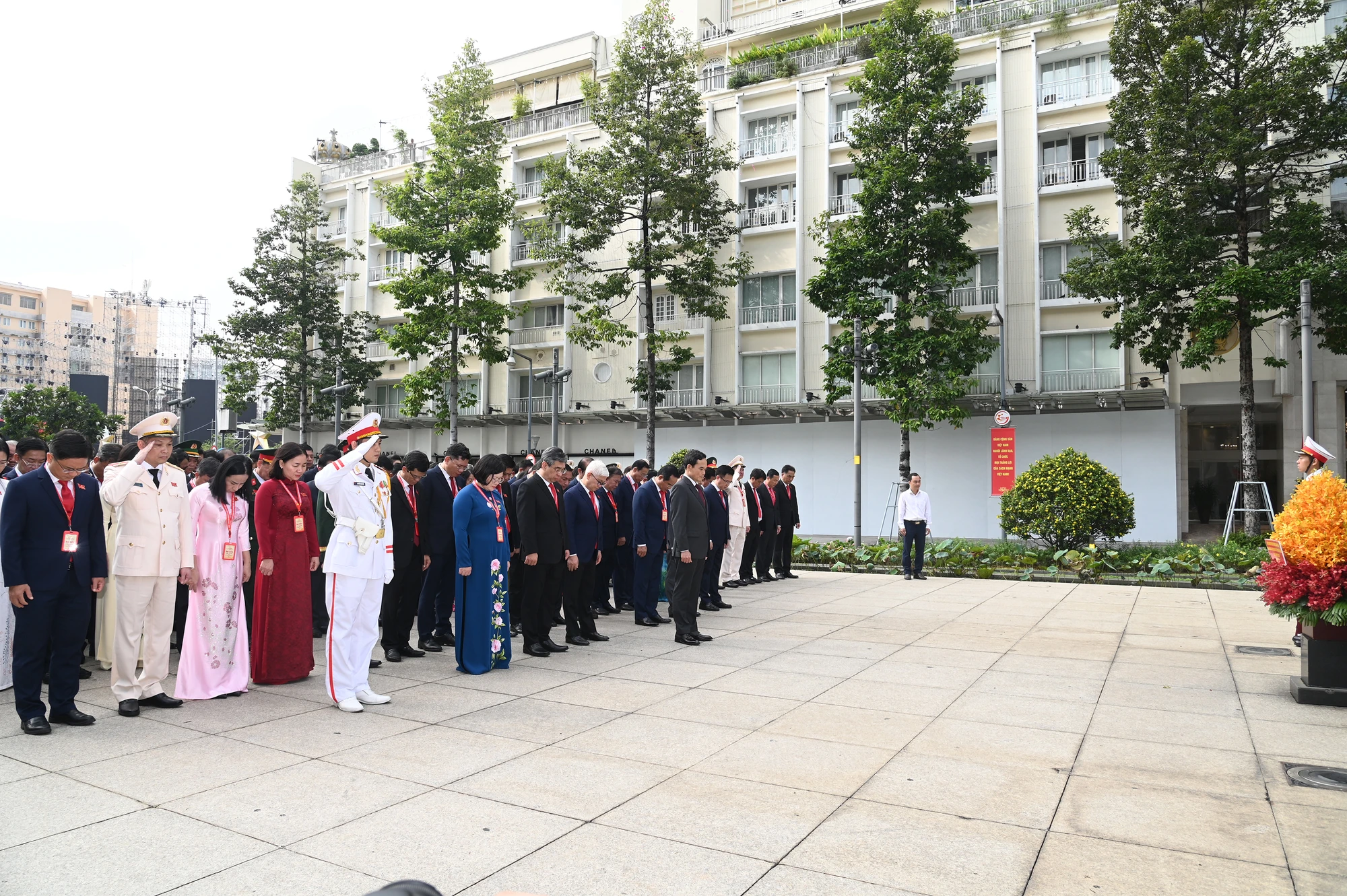 Dang-hoa-tuong-dai-chu-tich-ho-chi-minh-6.JPG