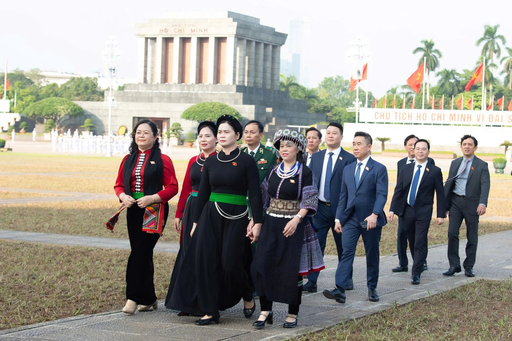 ky-hop-thu-10-ky-hop-lich-su-vieng-chu-tich-ho-chi-minh-14.jpg