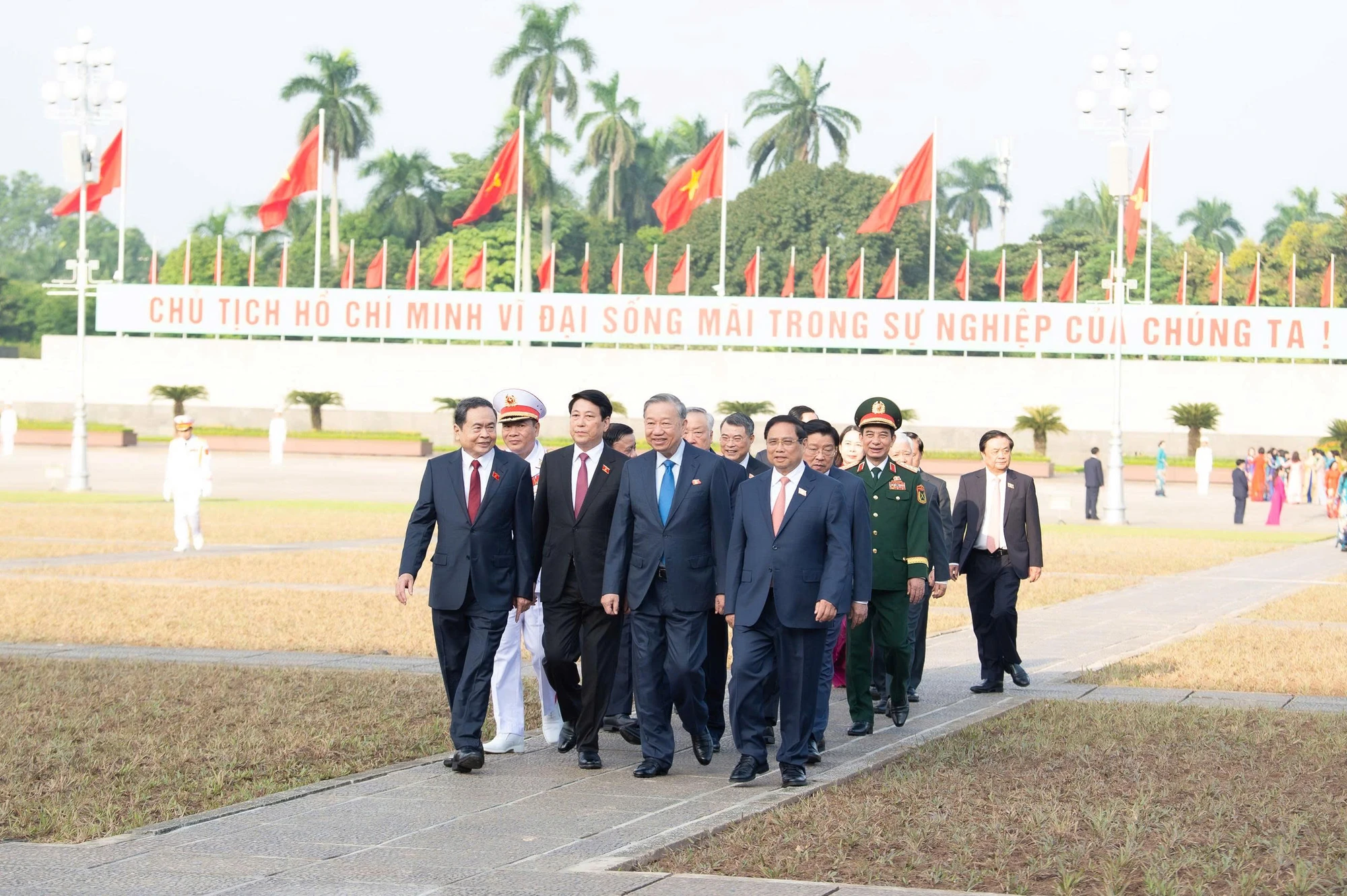 ky-hop-thu-10-ky-hop-lich-su-vieng-chu-tich-ho-chi-minh-3.jpg