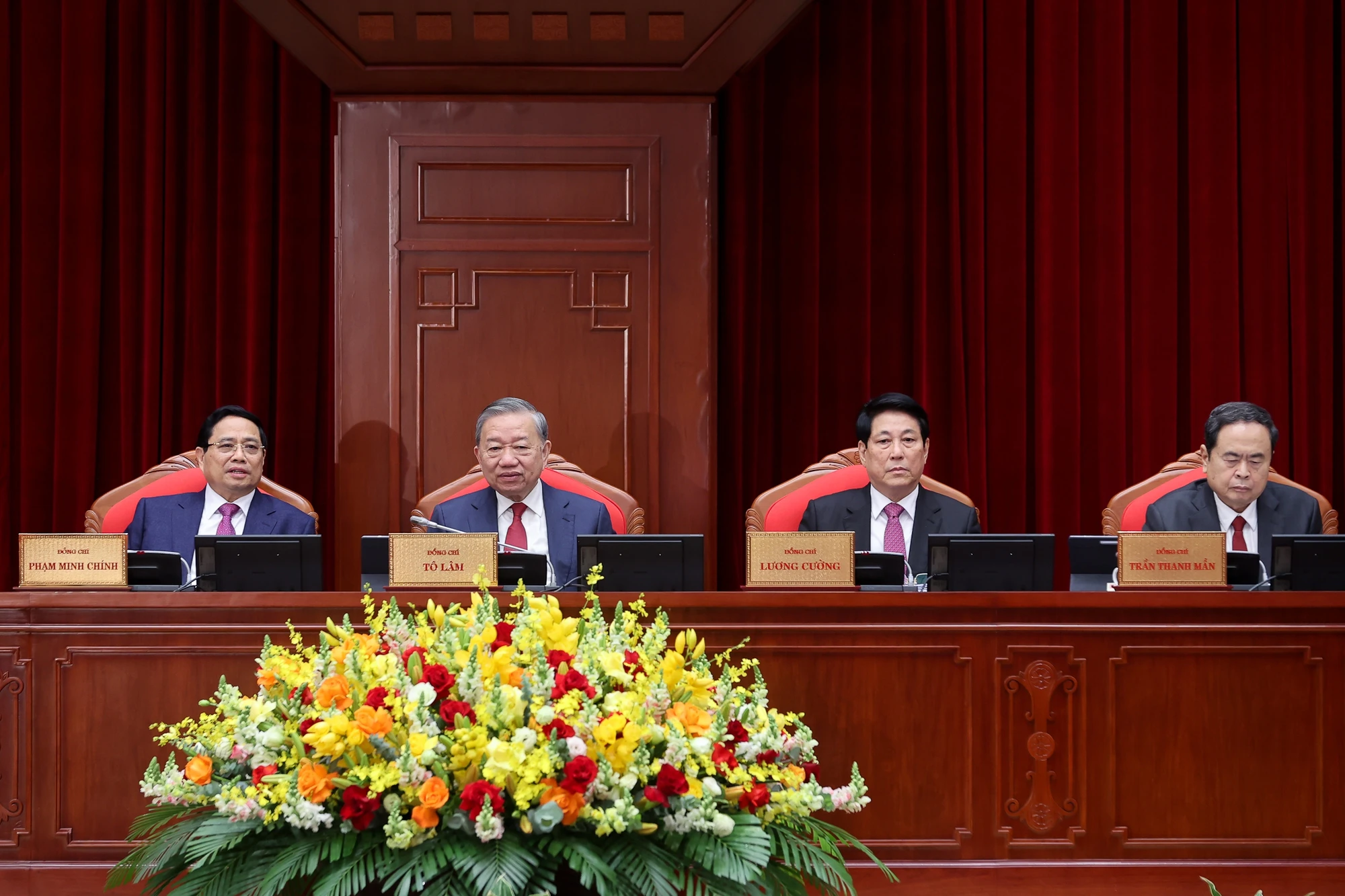 Trung ương cho ý kiến về số lượng và lựa chọn nhân sự Bộ Chính trị, Ban Bí thư khóa mới