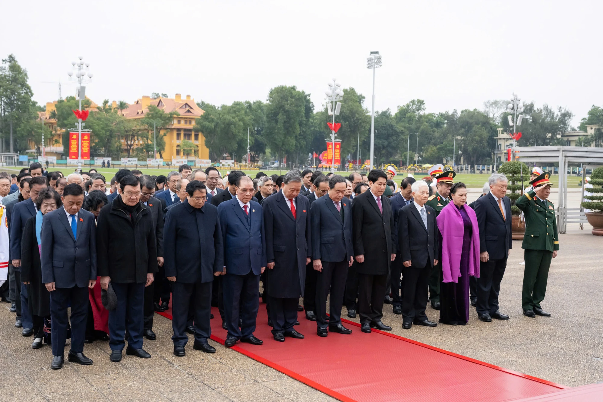 Lãnh đạo Đảng, Nhà nước vào lăng viếng Bác dịp kỷ niệm 80 năm Ngày Tổng tuyển cử