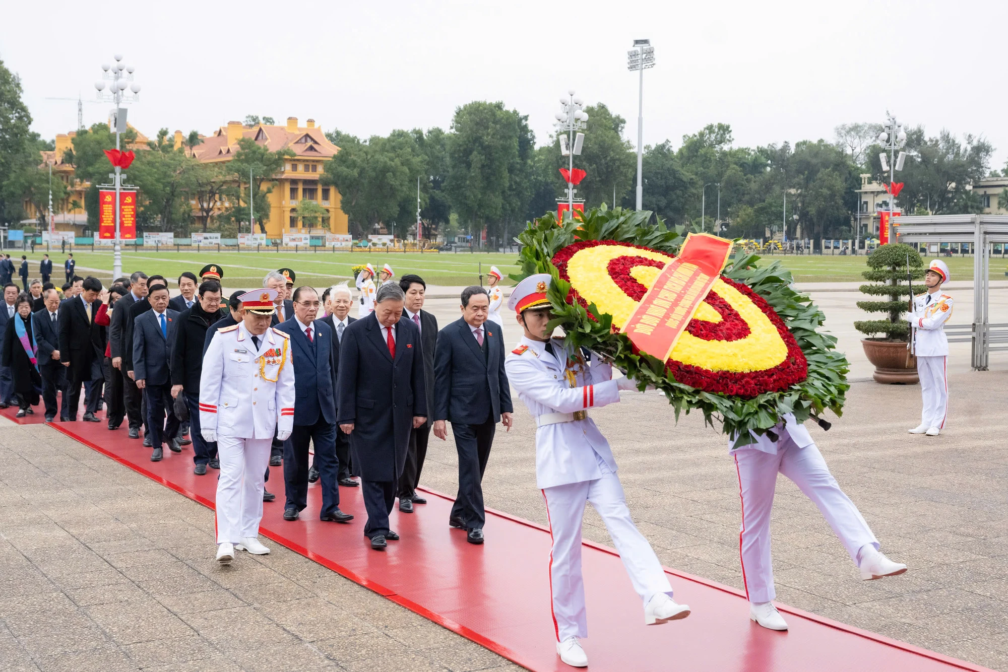 lanh-dao-dang-nha-nuoc-vao-lang-vieng-bac-dip-ky-niem-80-nam-ngay-tong-tuyen-cu-4.jpg