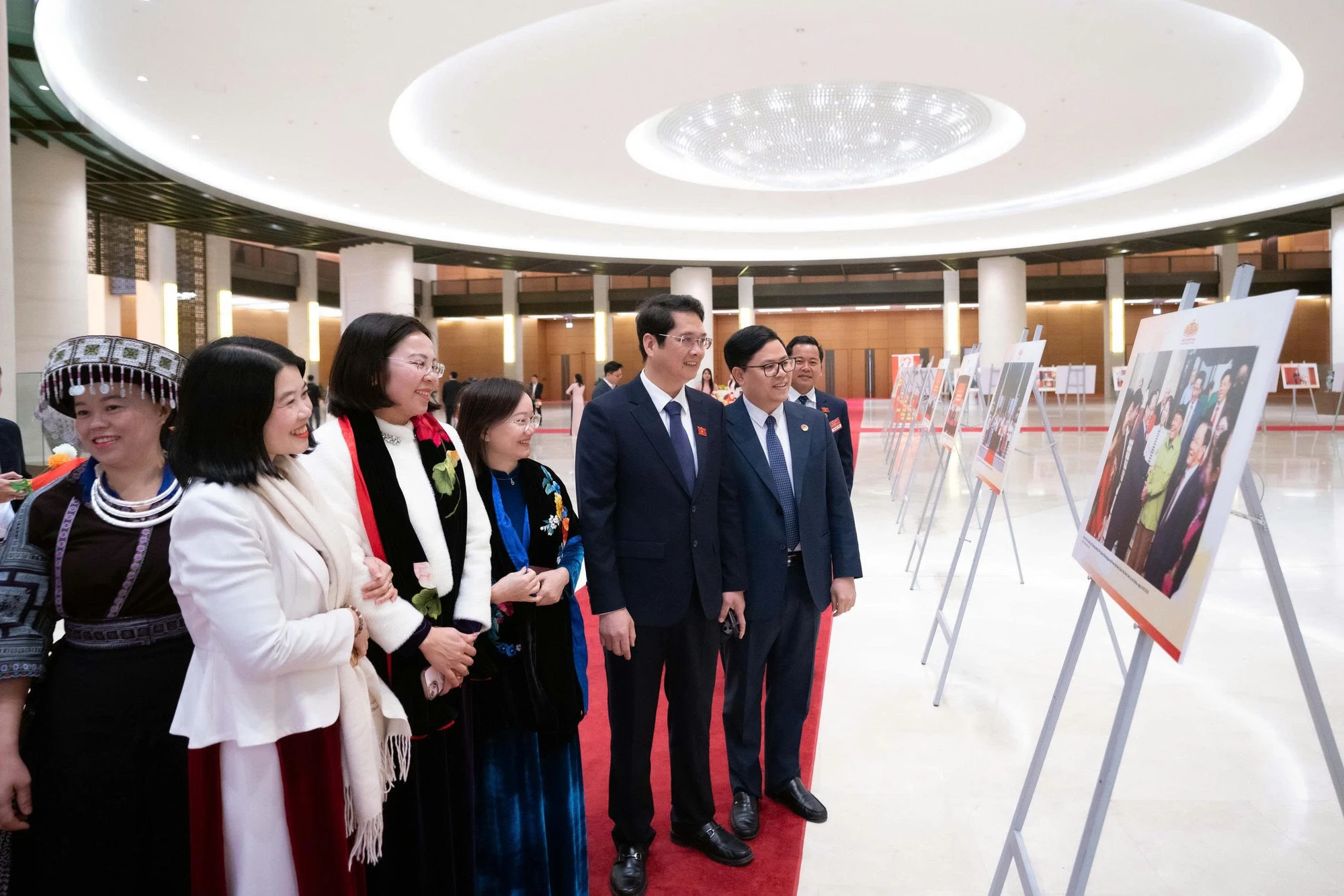 lanh-dao-dang-nha-nuoc-vao-lang-vieng-bac-dip-ky-niem-80-nam-ngay-tong-tuyen-cu-trien-lam-4.jpg