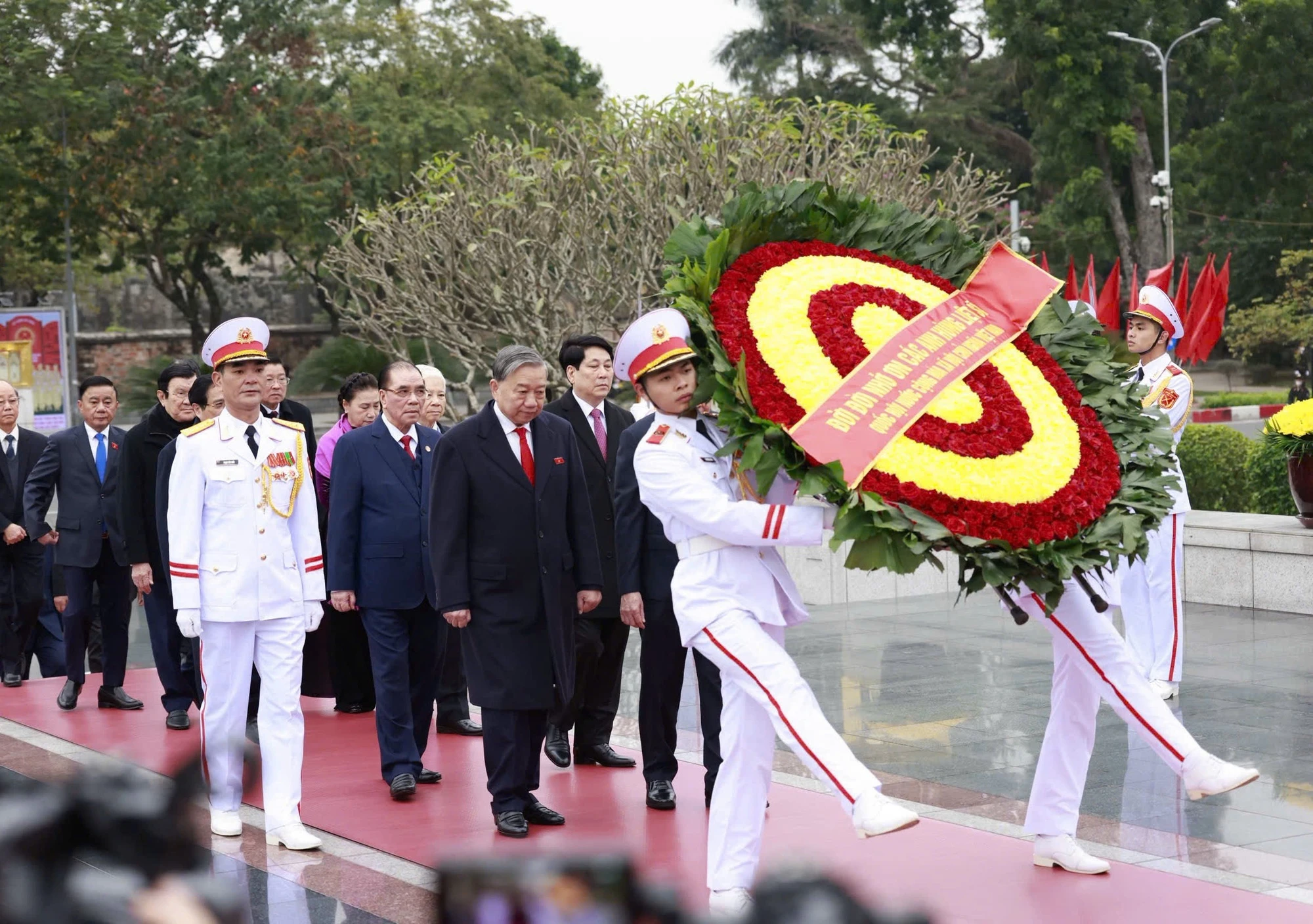 lanh-dao-dang-nha-nuoc-vao-lang-vieng-bac-dip-ky-niem-80-nam-ngay-tong-tuyen-cu-trien-lam-7.jpg