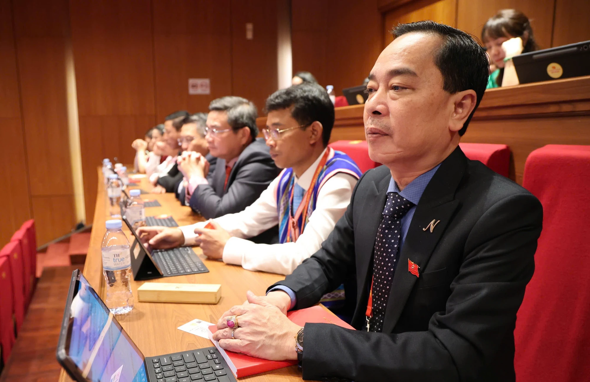 doan-dai-bieu-phien-tru-bi-bieu-quyet-le-thoa-10.jpg