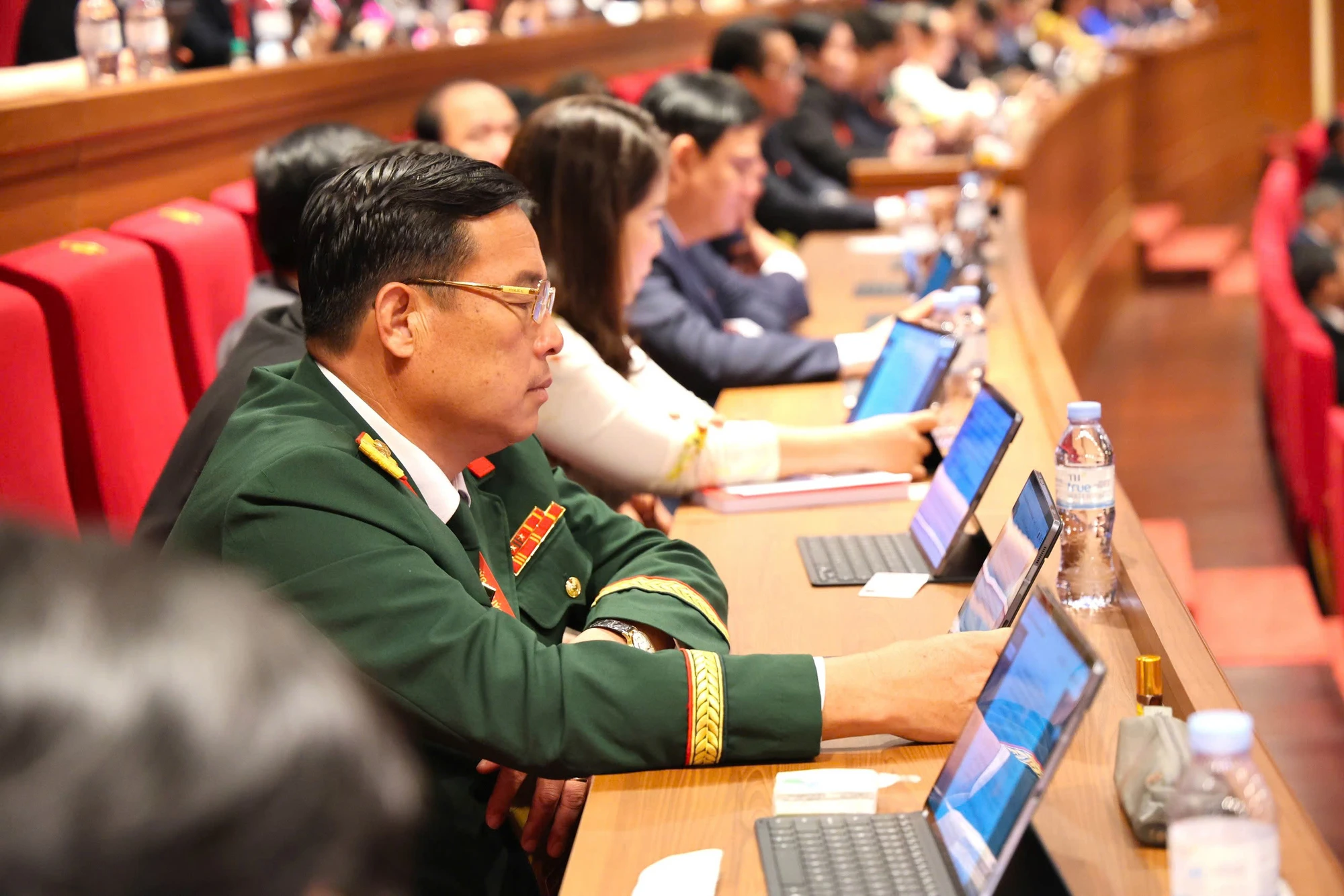 doan-dai-bieu-phien-tru-bi-bieu-quyet-le-thoa-3.jpg