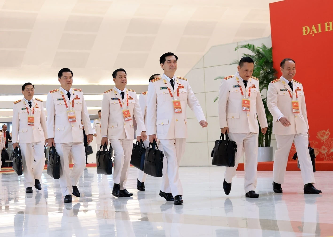 hinh-anh-lanh-dao-dang-nha-nuoc-va-cac-dai-bieu-trong-ngay-khai-mac-dai-hoi-xiv-ttxvn-15.040.jpg