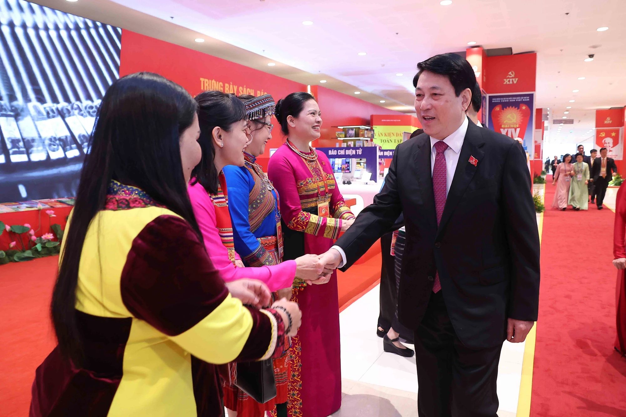 hinh-anh-lanh-dao-dang-nha-nuoc-va-cac-dai-bieu-trong-ngay-khai-mac-dai-hoi-xiv-ttxvn-16.045.jpg