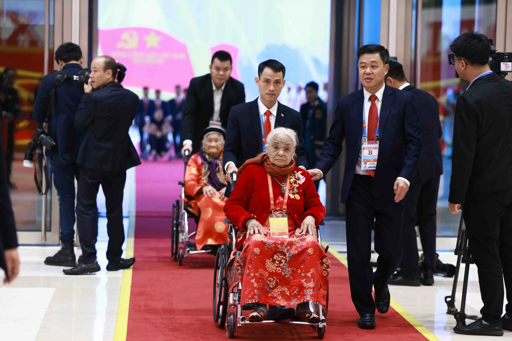 hinh-anh-lanh-dao-dang-nha-nuoc-va-cac-dai-bieu-trong-ngay-khai-mac-dai-hoi-xiv-ttxvn-7.014.jpg