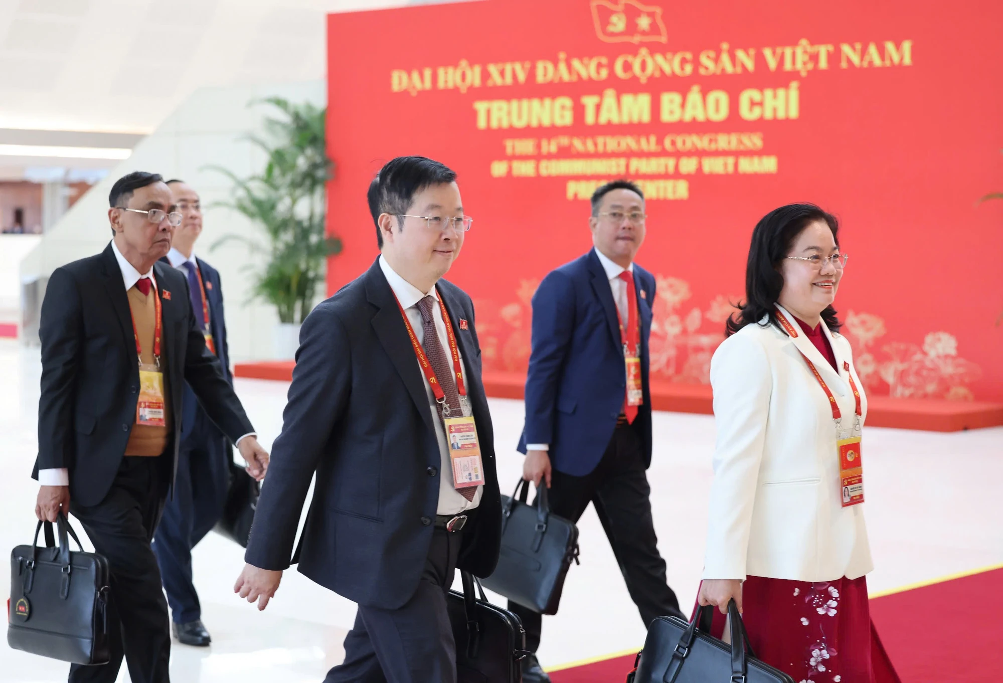 Các đại biểu đến dự ngày làm việc thứ tư Đại hội XIV của Đảng, sáng 22-1. Ảnh: QUANG PHÚC dai-hoi-xiv-bat-dau-thuc-hien-quy-trinh-bau-ban-chap-hanh-trung-uong-khoa-moi-quang-phuc-4.jpg