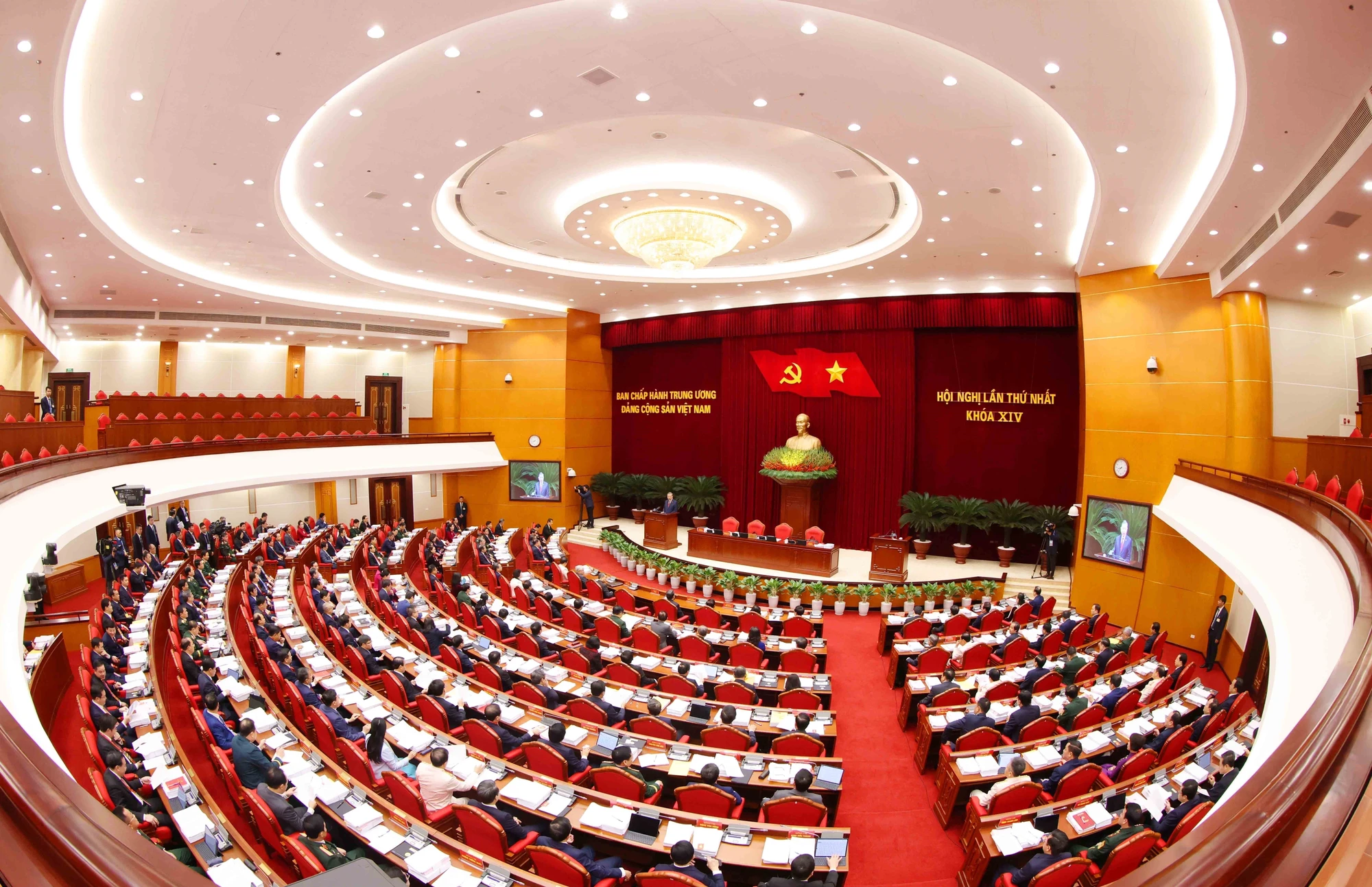 vna-potal-ban-chap-hanh-trung-uong-dang-khoa-xiv-tien-hanh-hoi-nghi-lan-thu-nhat-8547611.jpg