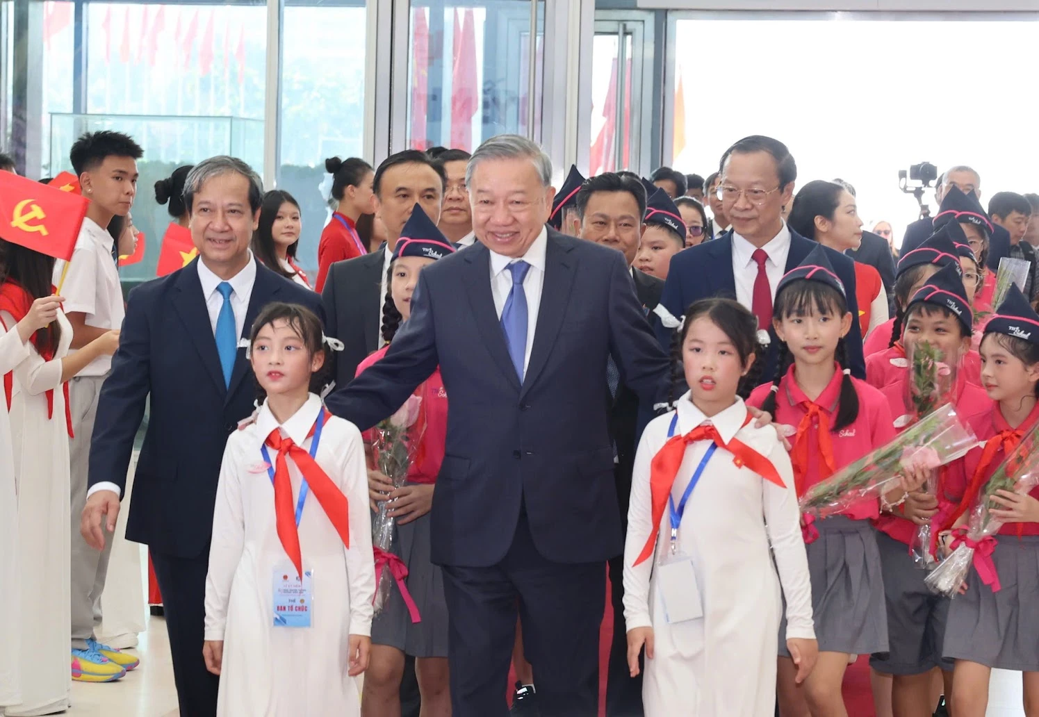 nhan-su-trong-ky-nguyen-moi-bat-cong-tac-de-can-bo-vuon-minh-tong-bi-thu-to-lam.jpg