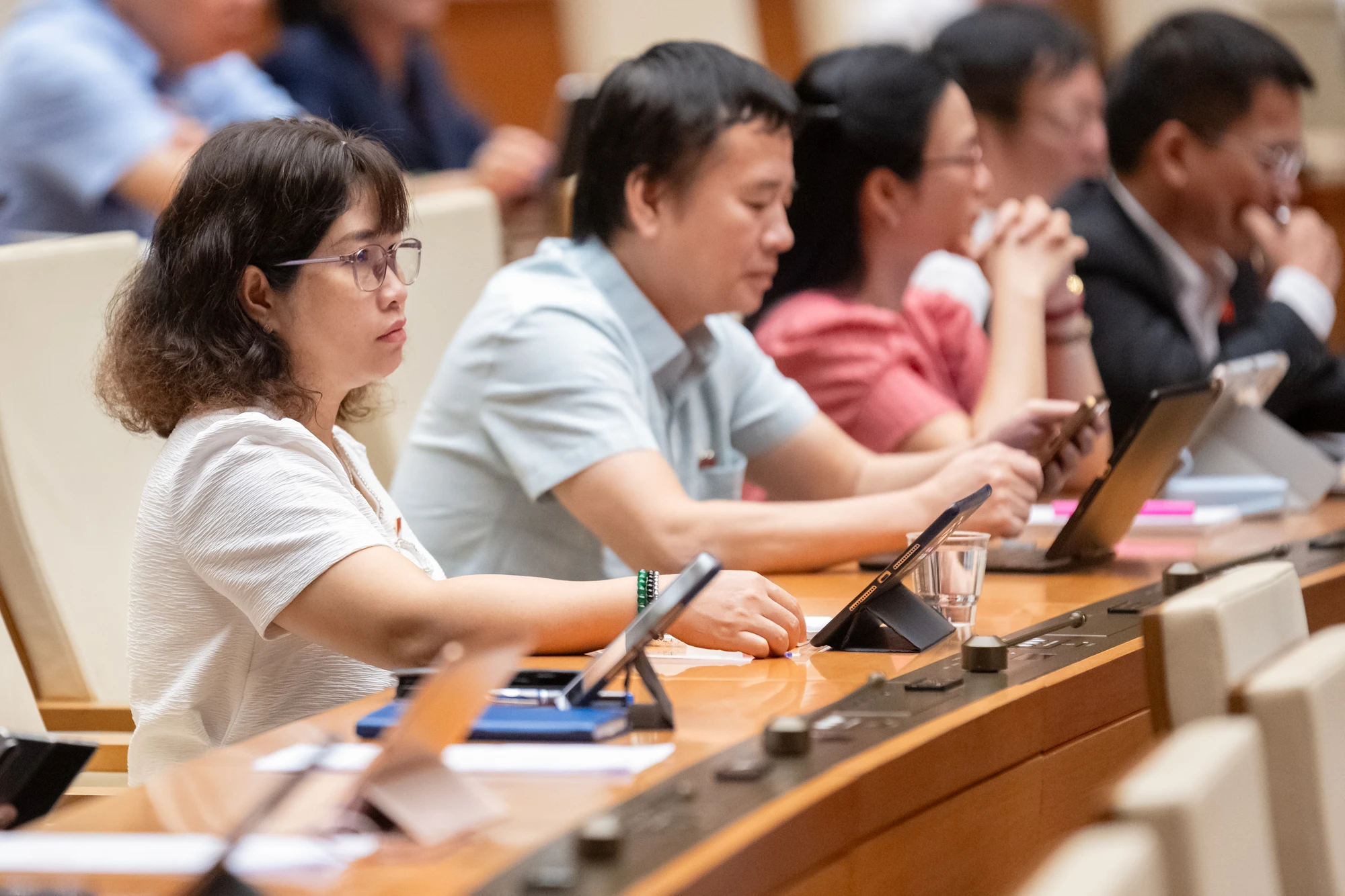 Các đại biểu tham dự tại Kỳ họp 9, Quốc hội khóa XV. Ảnh: QH suc-song-moi-tu-nghi-truong-quoc-hoi-bai-1-lap-phap-khong-chi-la-viet-luat-ma-con-viet-tuong-lai-6.jpg