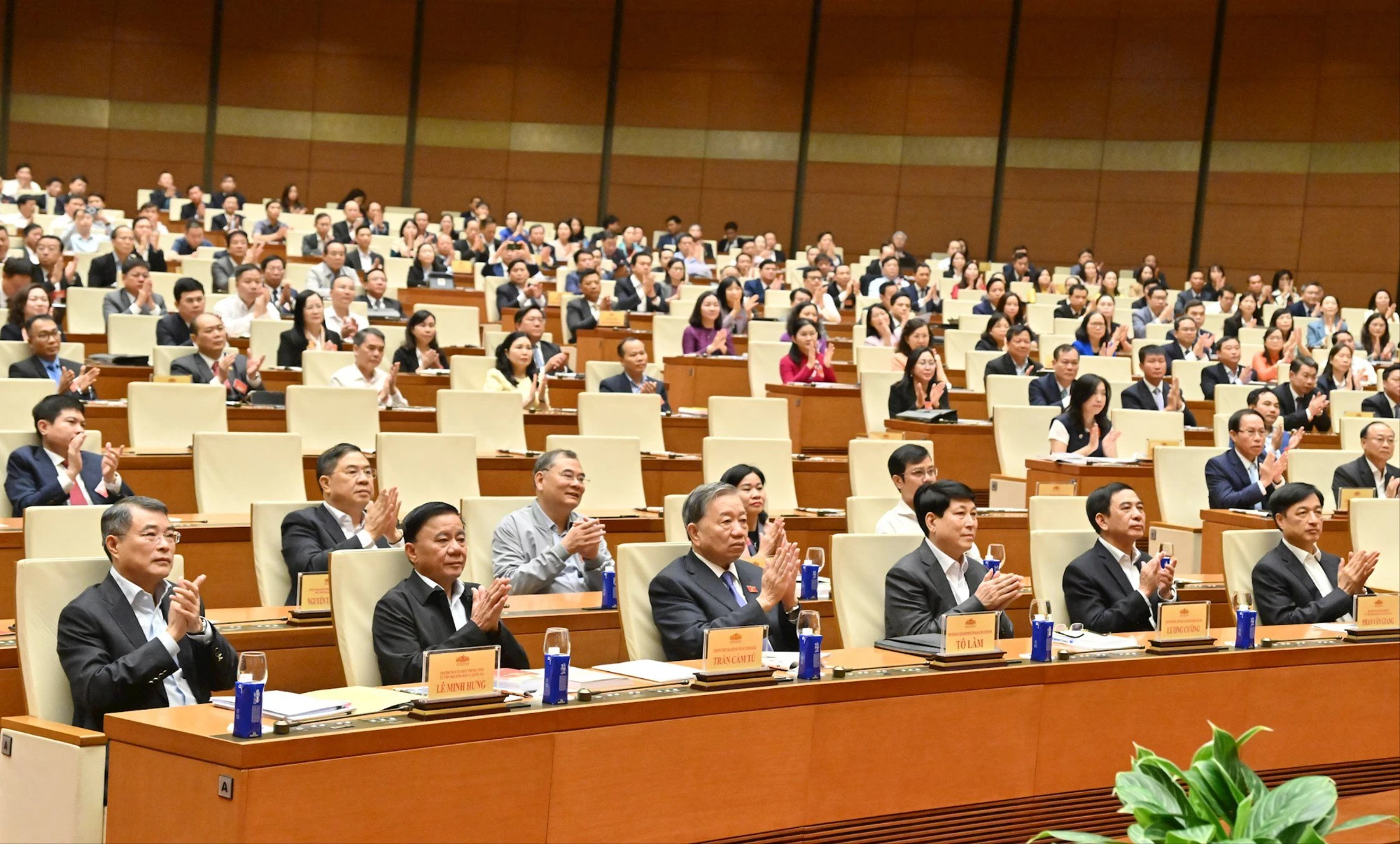 P6+7-anh-chinh-suc-song-moi-tu-nghi-truong-quoc-hoi.jpg