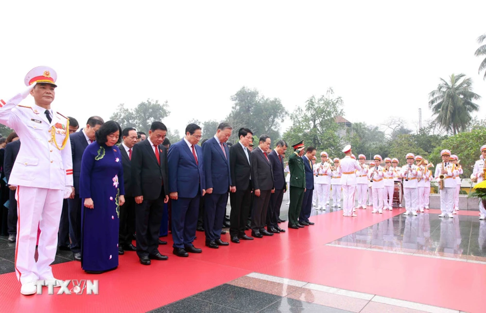 dai-bieu-quoc-hoi-khoa-xvi-dat-vong-hoa-tuong-niem-cac-anh-hung-liet-si-2.jpg