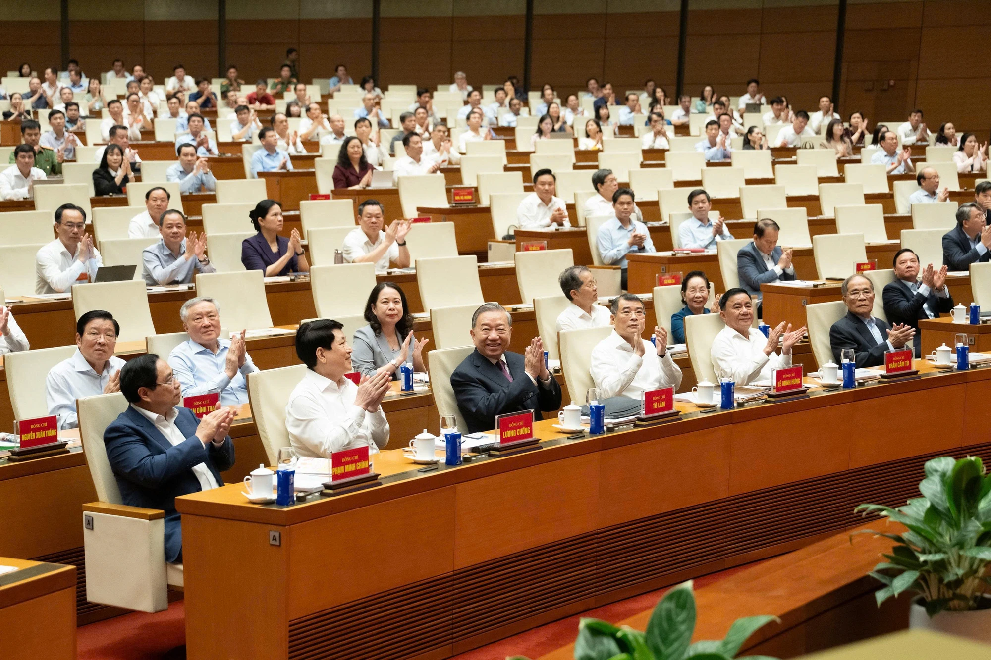 nhung-noi-dung-co-ban-cua-quy-dinh-ve-cong-tac-chinh-tri-tu-tuong-trong-dang.jpg