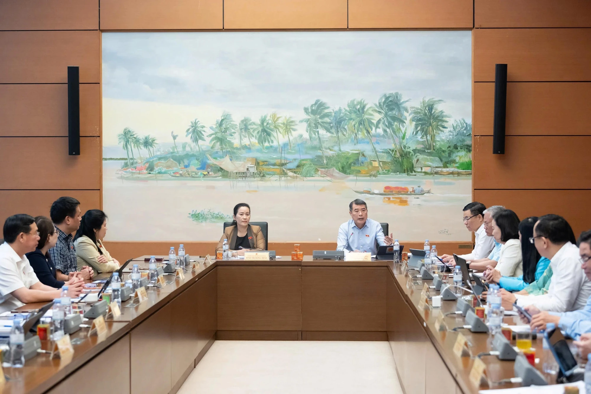 thu-tuong-le-minh-hung-thao-luan-to-pham-thang.jpg