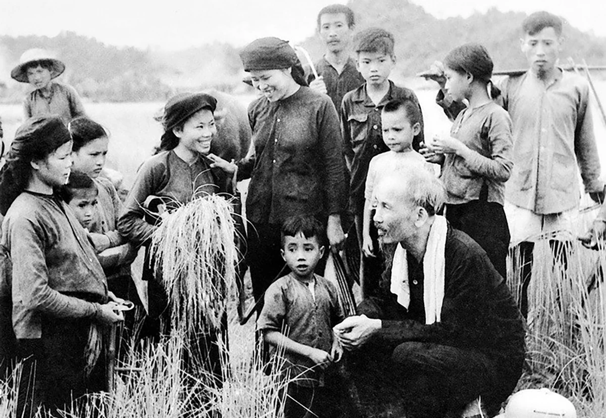 Bác Hồ với nông dân. Ảnh tư liệu bac-ho-voi-nong-dan copy.jpg