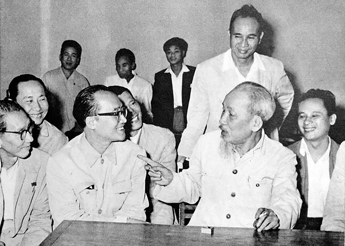 Chủ tịch Hồ Chí Minh nói chuyện thân mật với các đại biểu trí thức ngành y. Ảnh tư liệu Ho Chi Minh copy.png
