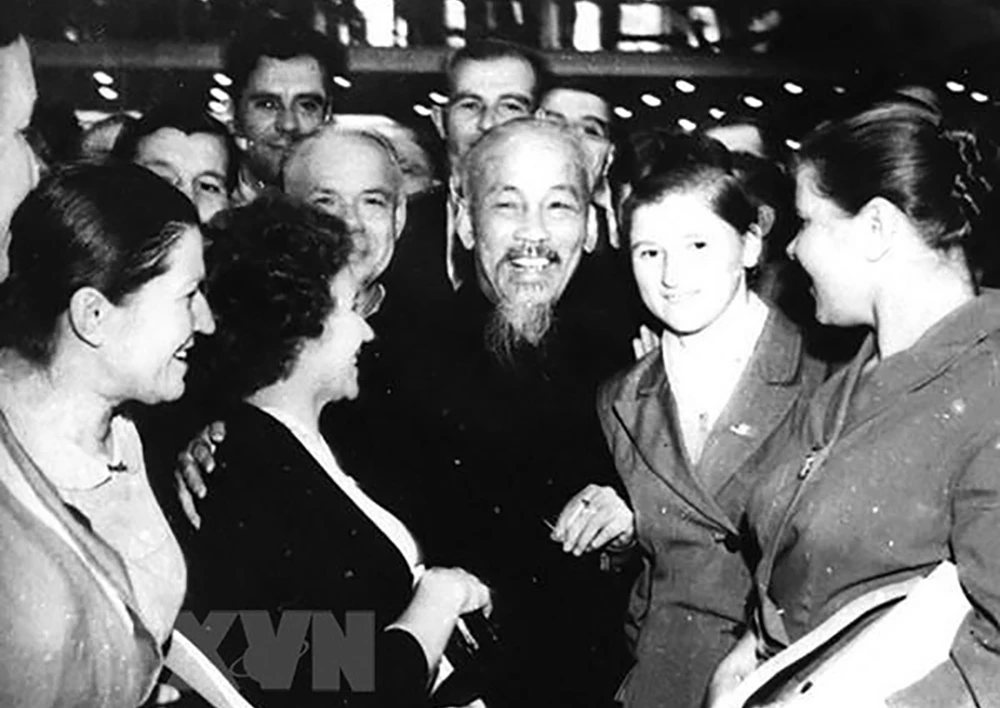 Chủ tịch Hồ Chí Minh với đại biểu Liên Xô và quốc tế tham dự Đại hội lần thứ 22 Đảng Cộng sản Liên Xô, diễn ra tại Moskva, tháng 10-1961. Ảnh: Tư liệu TTXVN ho-chi-minh-lien-xo copy.jpg