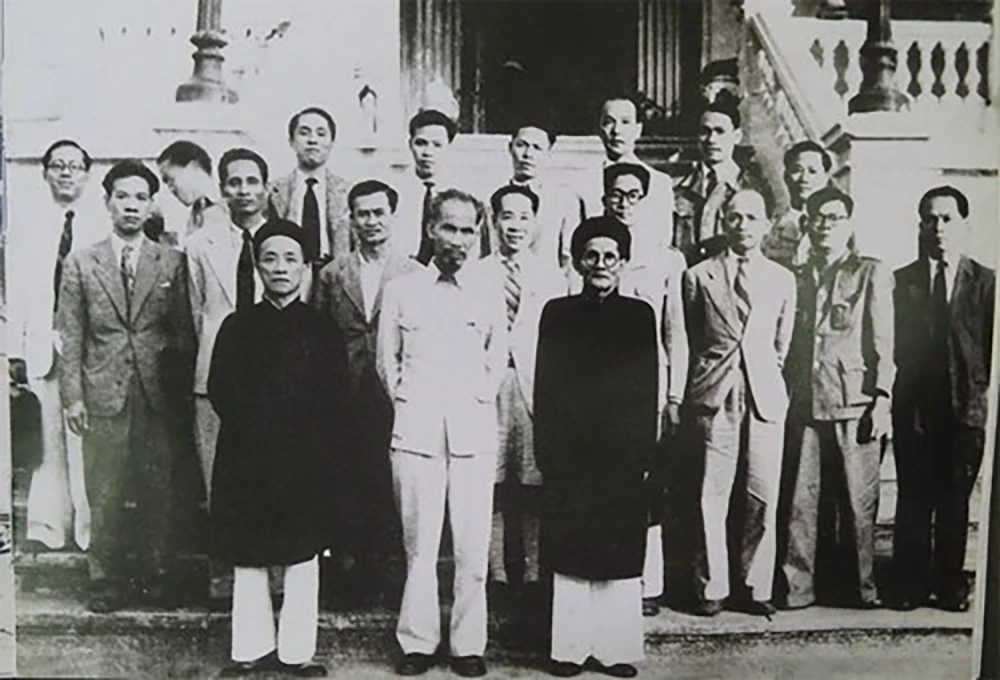 Chủ tịch Hồ Chí Minh và cụ Huỳnh Thúc Kháng (hàng đầu, thứ nhất từ phải sang) trong Chính phủ đầu tiên của nước Việt Nam Dân chủ Cộng hòa. Ảnh tư liệu huynh_thuc_khang copy.png