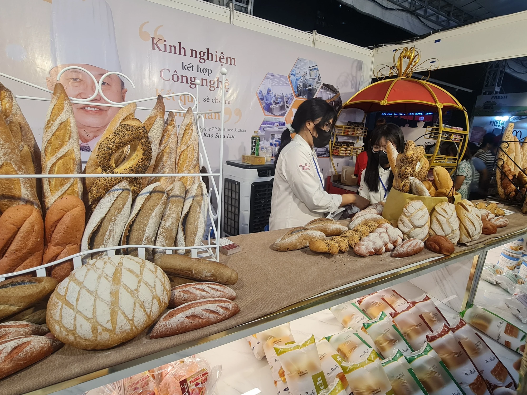 Nhắc đến bánh mì là mỗi nơi mỗi khác, thể hiện sự đa dạng, phong phú cả về hương vị, hình dáng, kích thước. Ảnh NGUYỄN CHÂU Nhắc đến bánh mì là mỗi nơi mỗi khác, thể hiện sự đa dạng, phong phú cả về hương vị, hình dáng, kích thước. Ảnh NGUYỄN CHÂU
