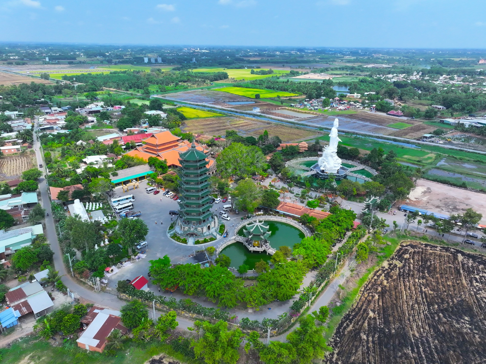 Du khách đổ về chùa Gò Kén trăm tuổi ở Tây Ninh dịp Giỗ tổ Hùng Vương