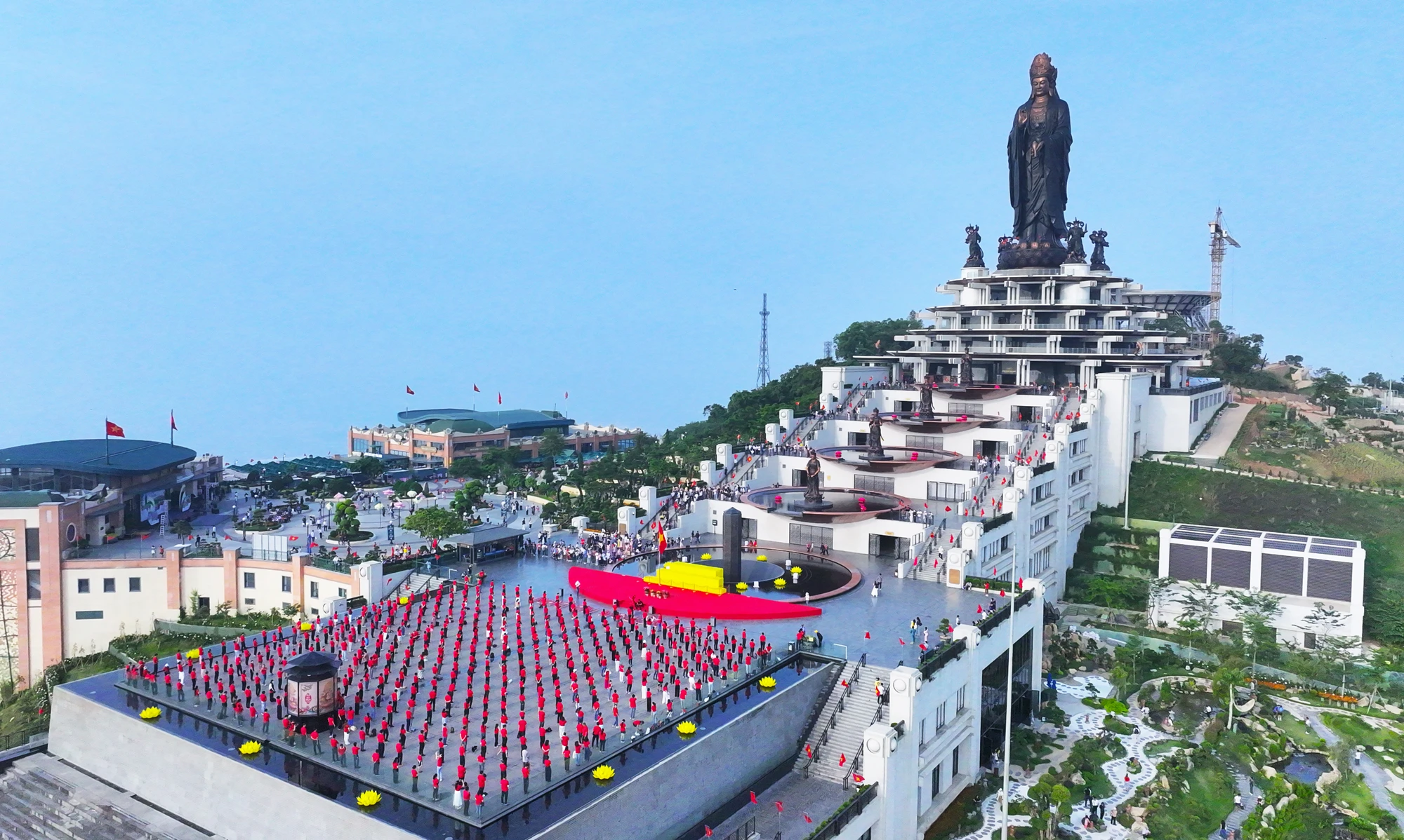 Hàng ngàn du khách dự lễ thượng cờ trên đỉnh Bà Đen dịp Giỗ Tổ