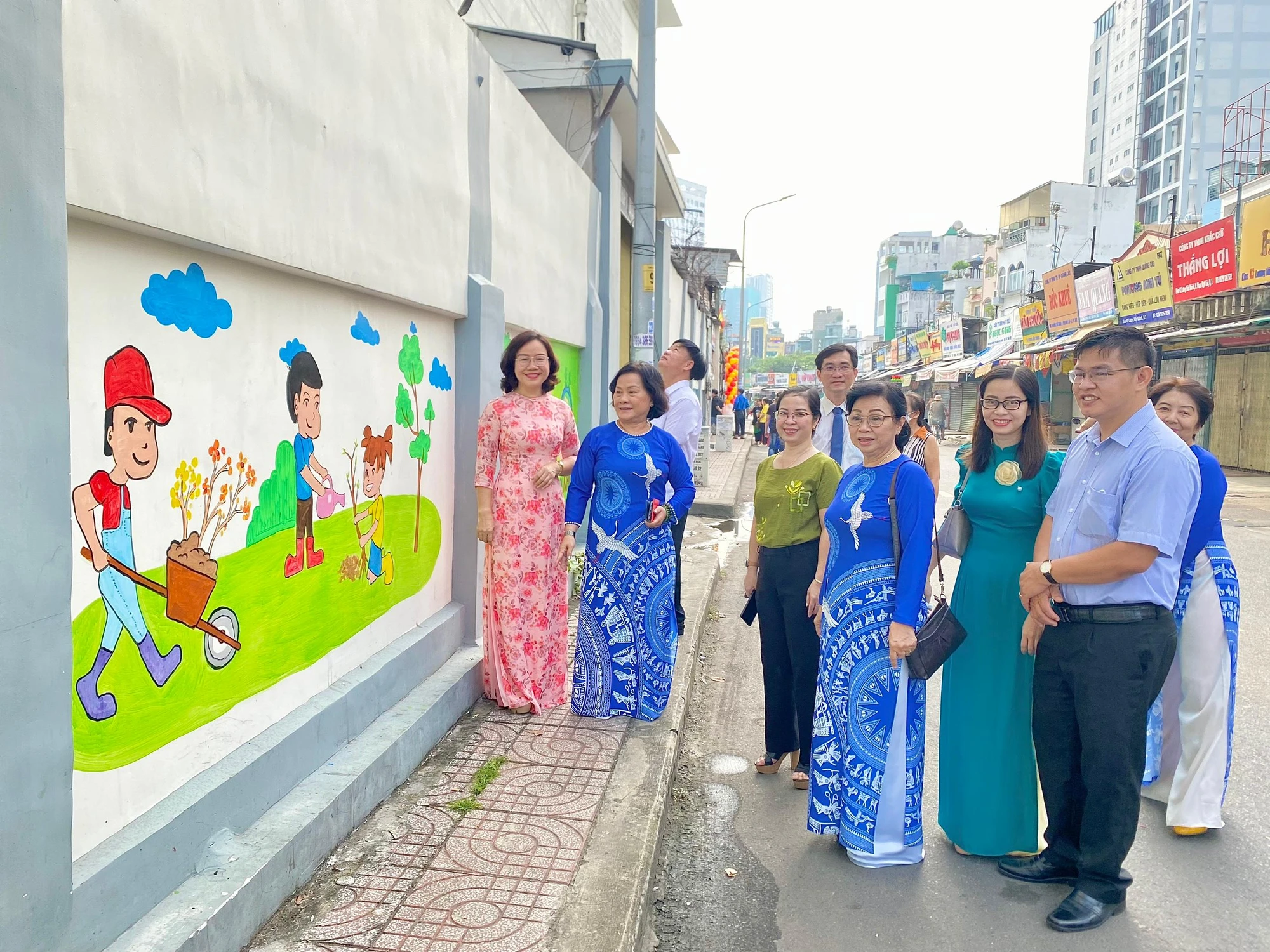 Mô hình cải tạo những bức tường hiện được lan rộng ở nhiều địa phương tại TP.HCM Mô hình cải tạo những bức tường hiện được lan rộng ở nhiều địa phương tại TP.HCM
