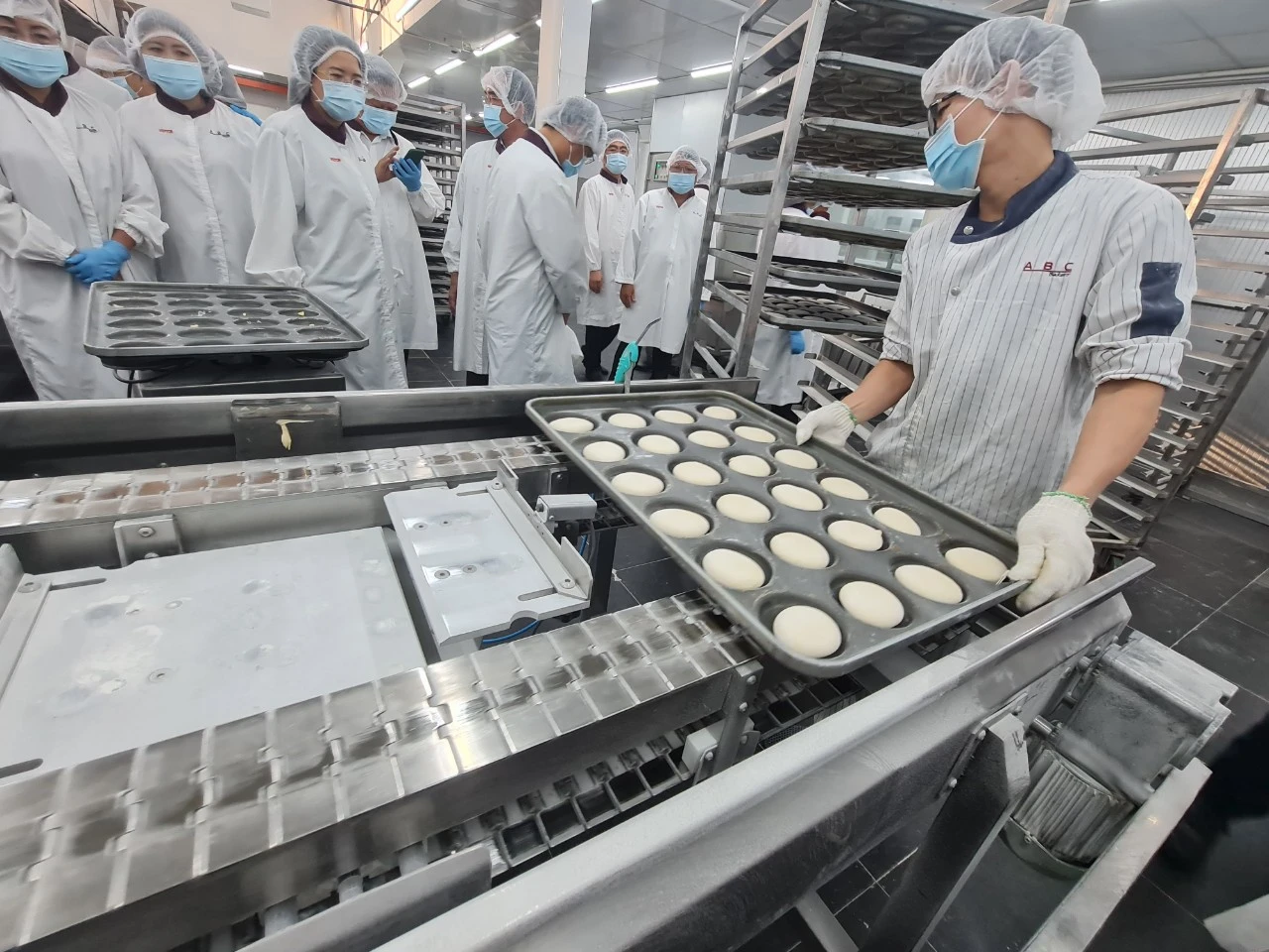 Các đại biểu tham quan xưởng làm bánh ABC, tìm hiểu quy trình sản xuất bánh của một thương hiệu Việt nổi tiếng