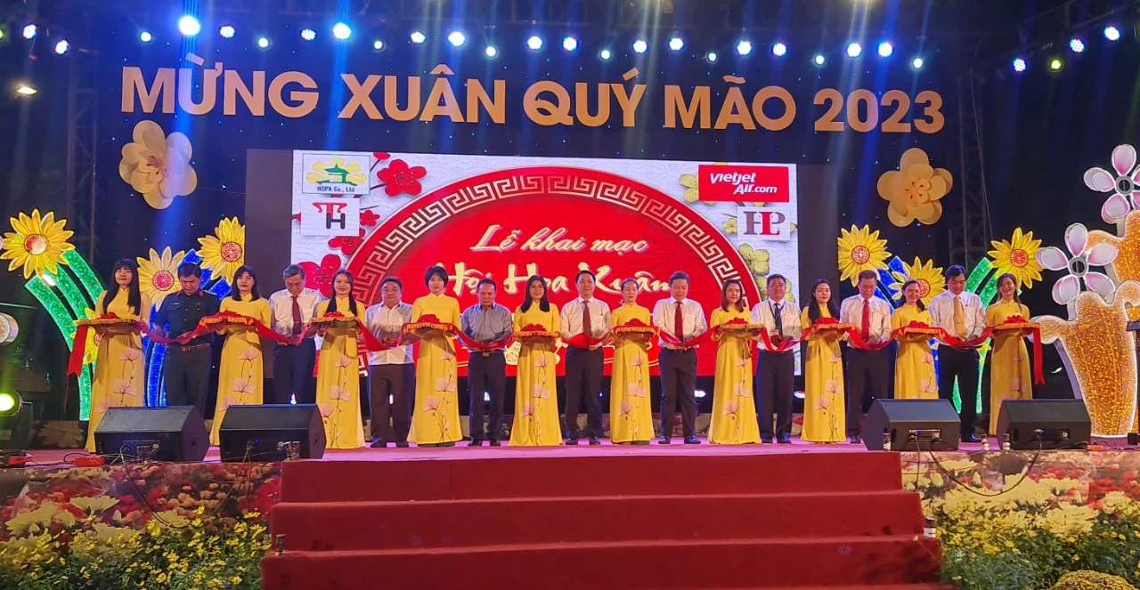 Lãnh đạo TP.HCM cắt băng khai mạc hội hoa xuân 2023 Lãnh đạo TP.HCM cắt băng khai mạc hội hoa xuân 2023