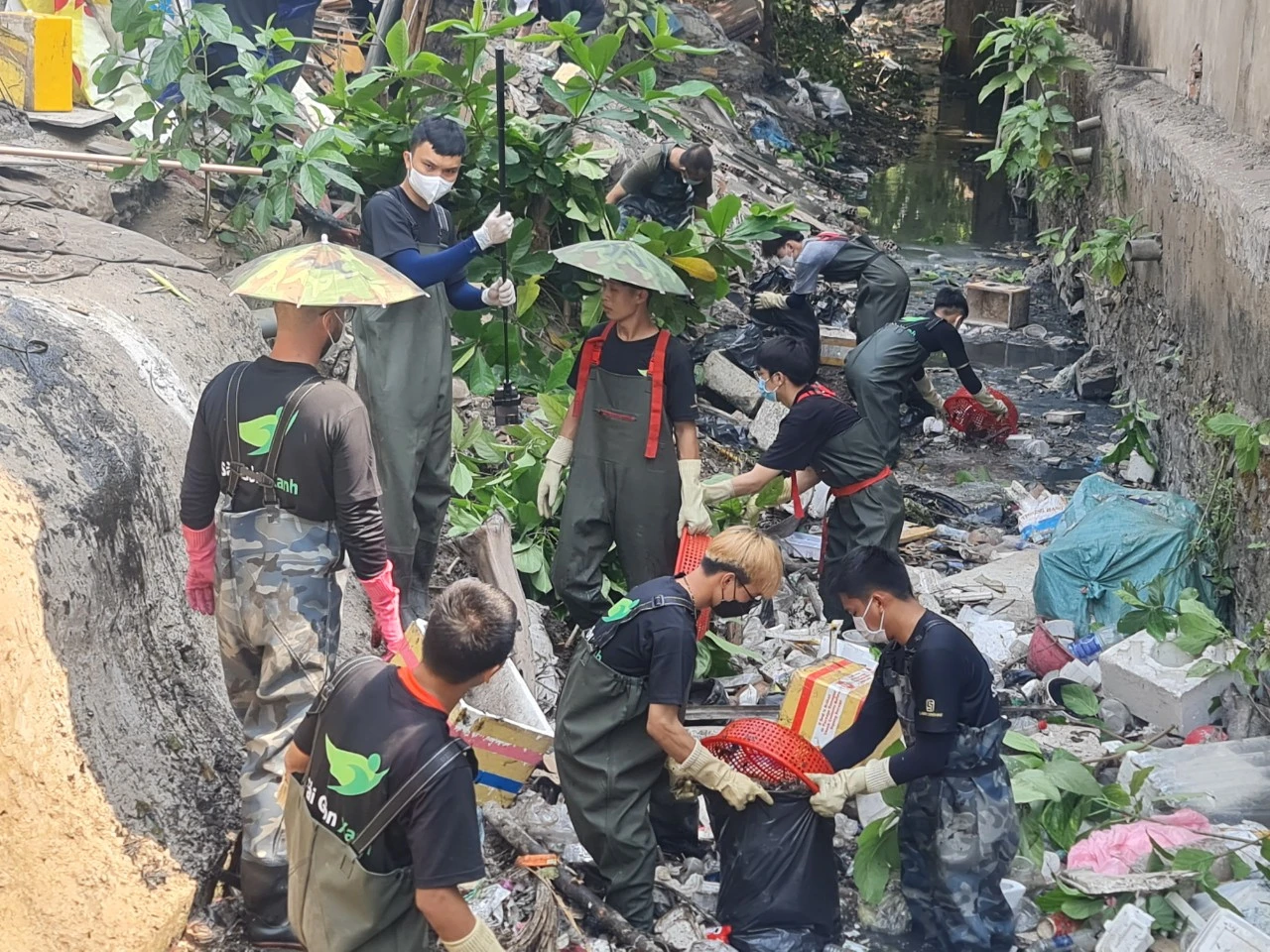Sau khi khảo sát các dòng kênh, nhóm Sài Gòn Xanh liên hệ với địa phương để thực hiện dọn dẹp.