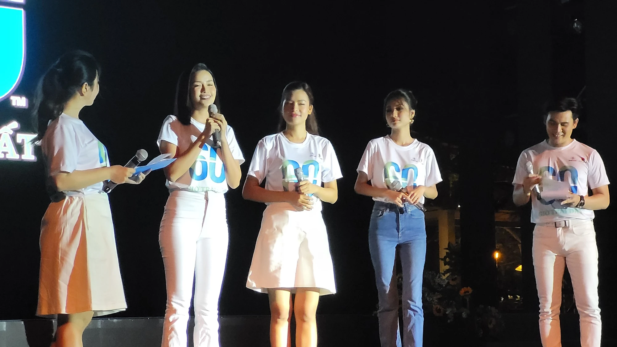 Các đại sứ chiến dịch Giờ Trái đất giao lưu tại sự kiện Các đại sứ chiến dịch Giờ Trái đất giao lưu tại sự kiện