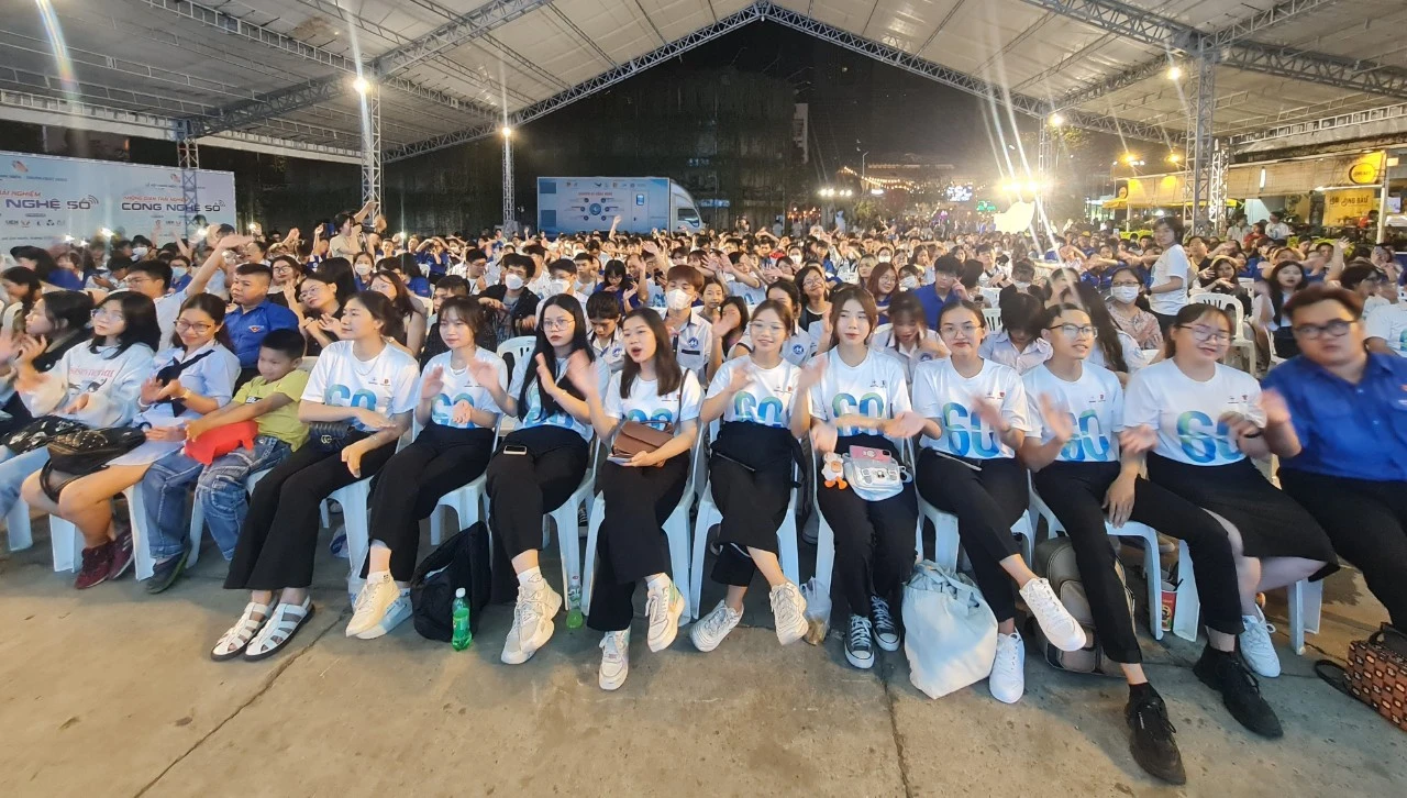 Chương trình với sự tham gia của đông đảo các bạn trẻ Chương trình với sự tham gia của đông đảo các bạn trẻ